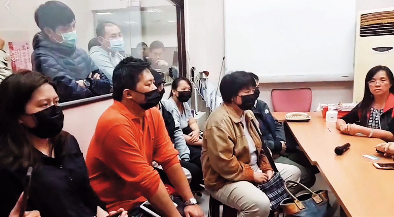 遭嘉聯益資遣的派遣人員，集結向廠商討公道。（詹江村提供）