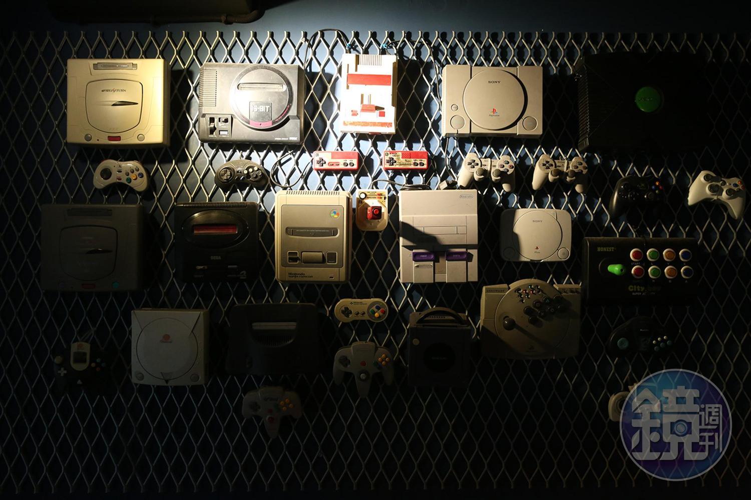 Continue? Gaming Bar牆上的老主機，是為了開店四處蒐羅而來，對老玩家來說有滿滿的回憶。