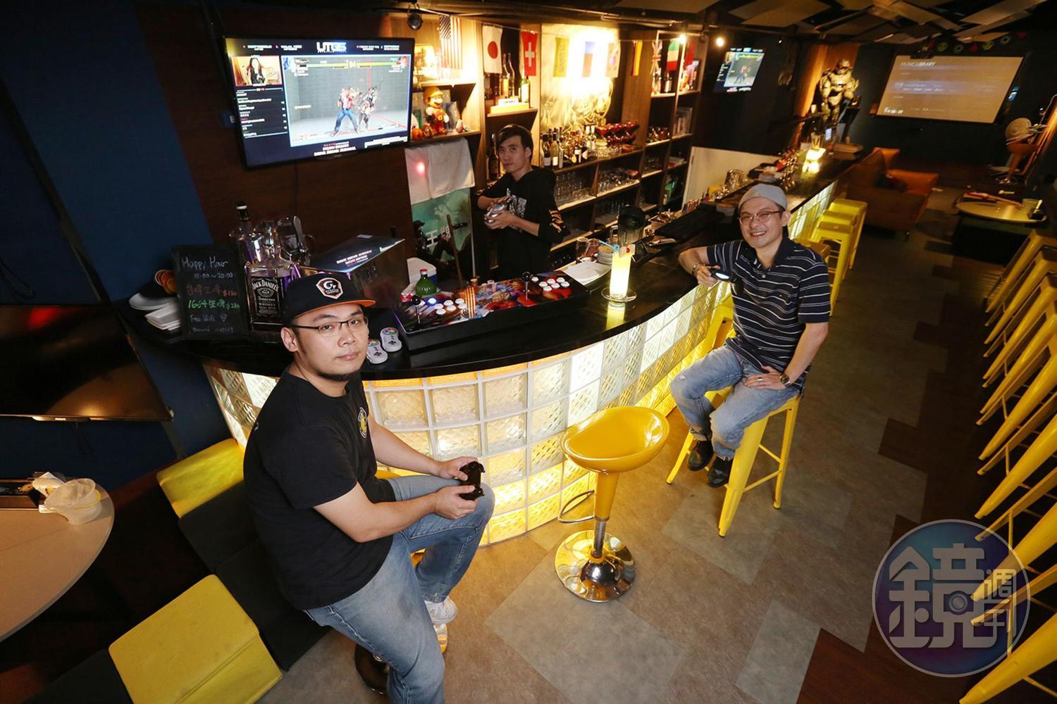 開店兩年多,黃上人(左)及許通晏(右)認為已經步上軌道,未來希望能有更多與遊戲公司的合作。
