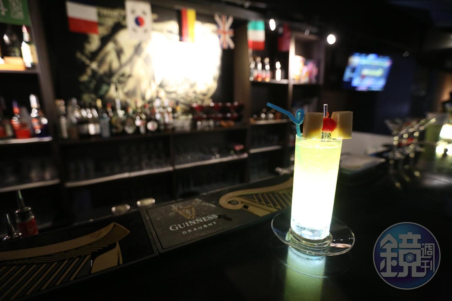 店內的餐點命名都帶有電玩元素,圖為調酒「光明使者烏瑟」。