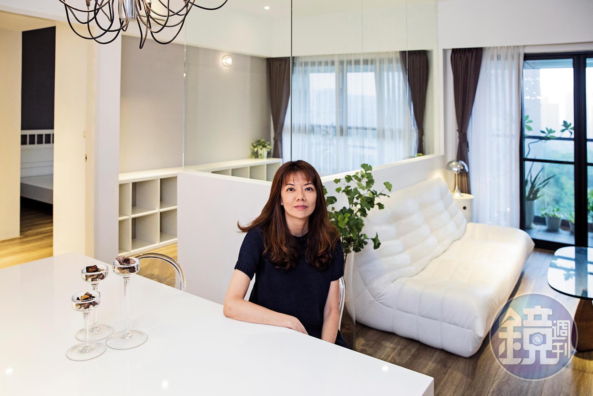 Phyllis住過的每間房子都像樣品屋，她自言要「反複製」母親的囤積症。