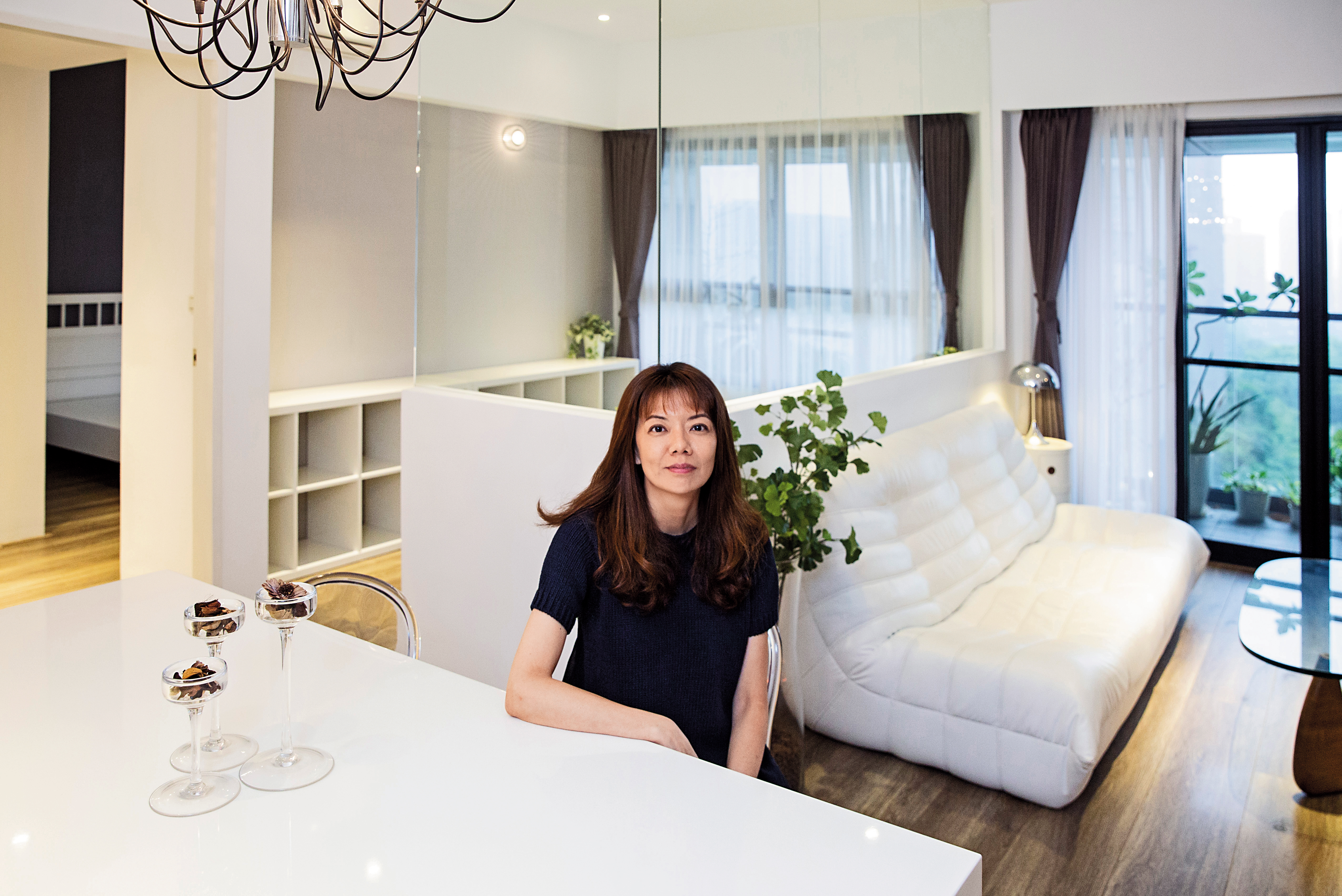 Phyllis住過的每間房子都像樣品屋，她自言要「反複製」母親的囤積症。