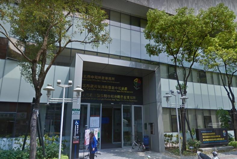 新北市警局中和分局景安派出所一名巡佐偵辦毒品案，竟以舌頭試毒，遭記過驗尿調查。（翻攝google map）