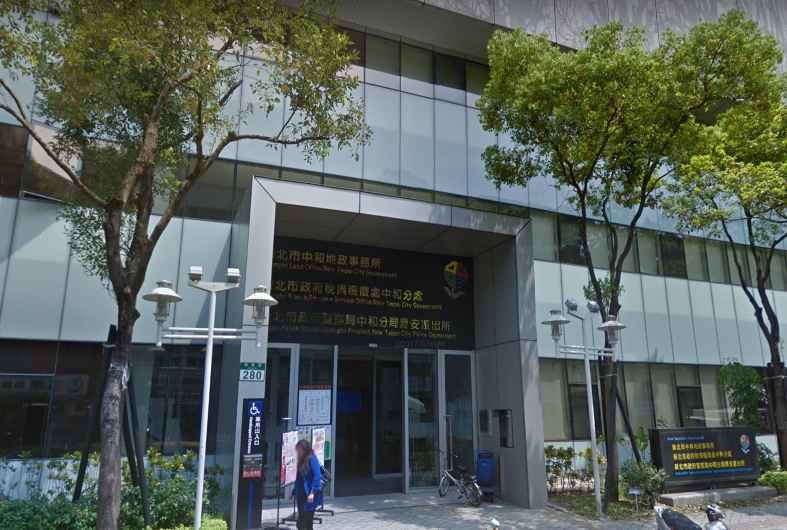 新北市警局中和分局景安派出所一名巡佐偵辦毒品案，竟以舌頭試毒，遭記過驗尿調查。（翻攝google map）