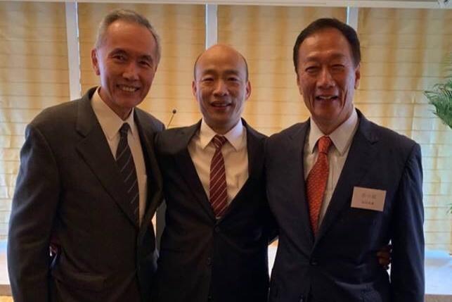 郭董香港會友，沒想到遇高雄市長韓國瑜，兩人也合照留念 。（翻攝郭台銘臉書）