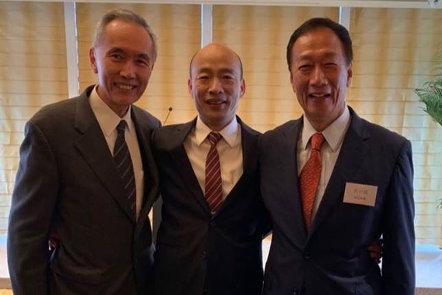 郭董香港會友,沒想到遇高雄市長韓國瑜,兩人也合照留念 。(翻攝郭台銘臉書)