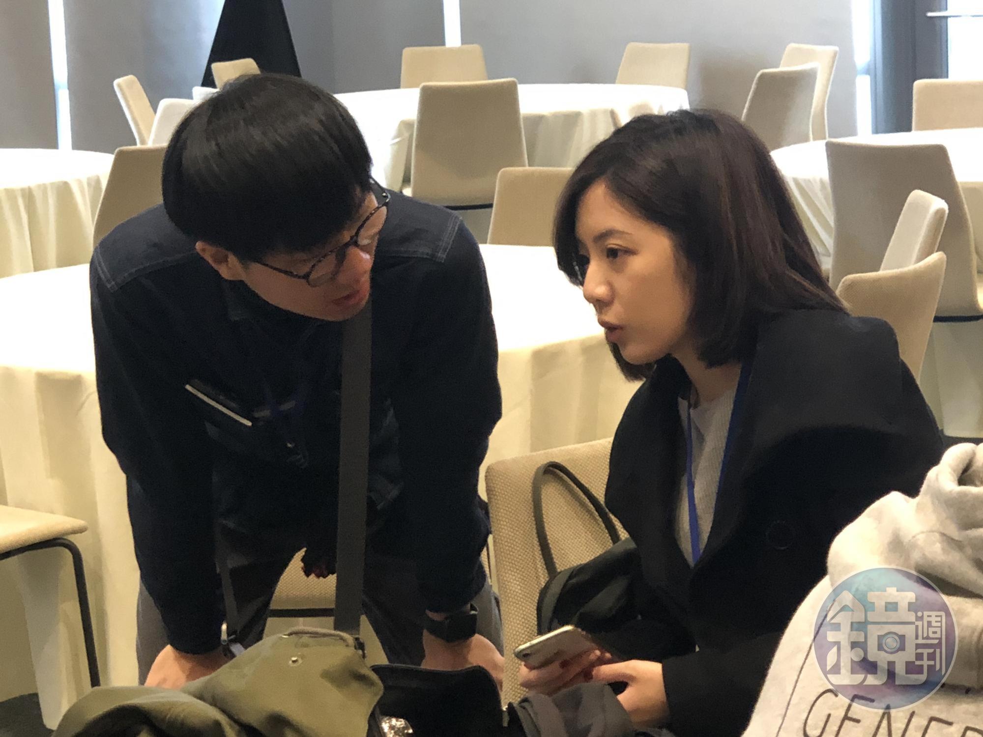 「學姊」黃瀞瑩（右）半夜帶著市府媒體事務組組員陳家正，一起闖進柯P房間，並錄下柯訪美的心得剪成影片。