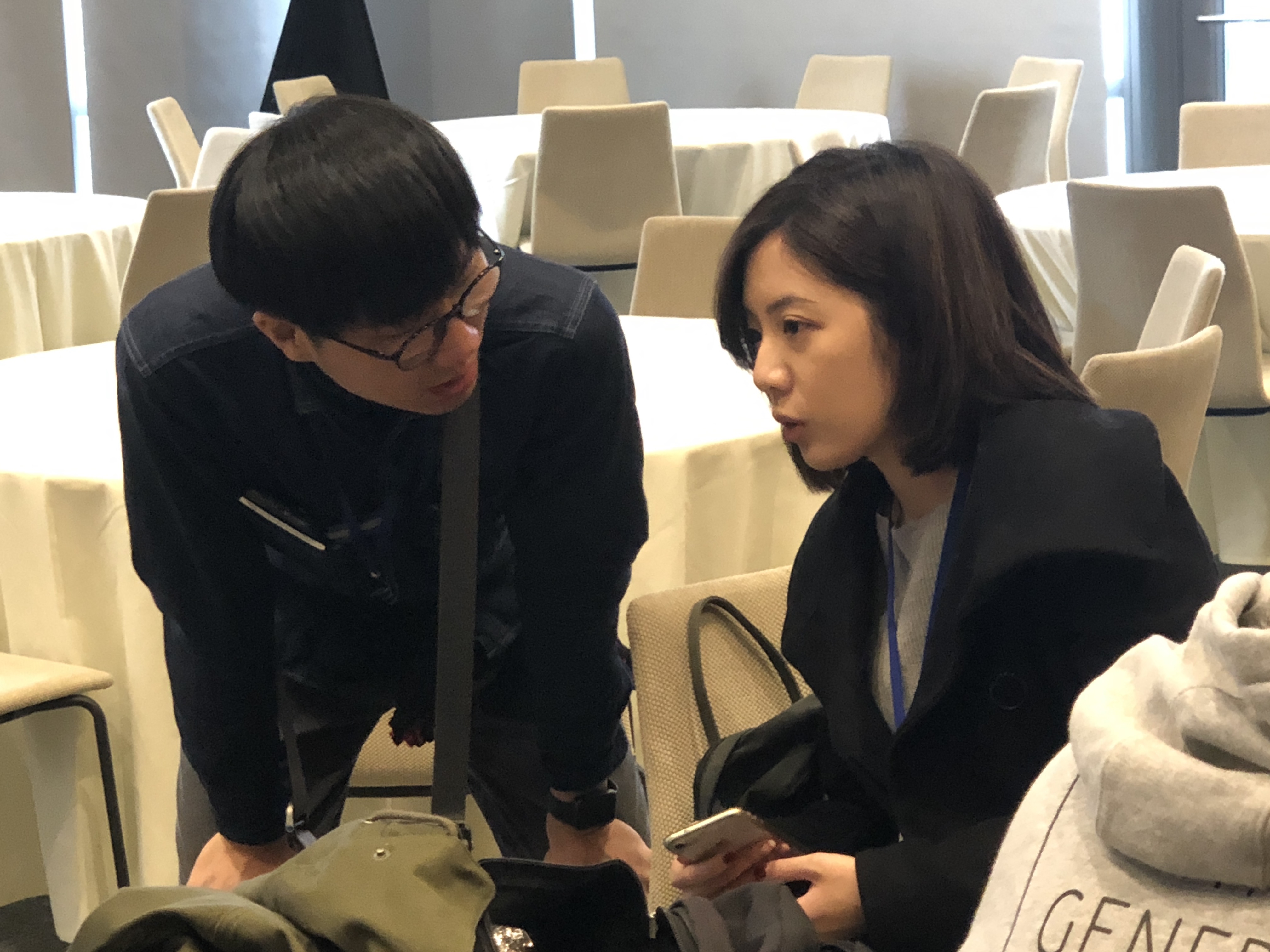 「學姊」黃瀞瑩（右）半夜帶著市府媒體事務組組員陳家正，一起闖進柯P房間，並錄下柯訪美的心得剪成影片。