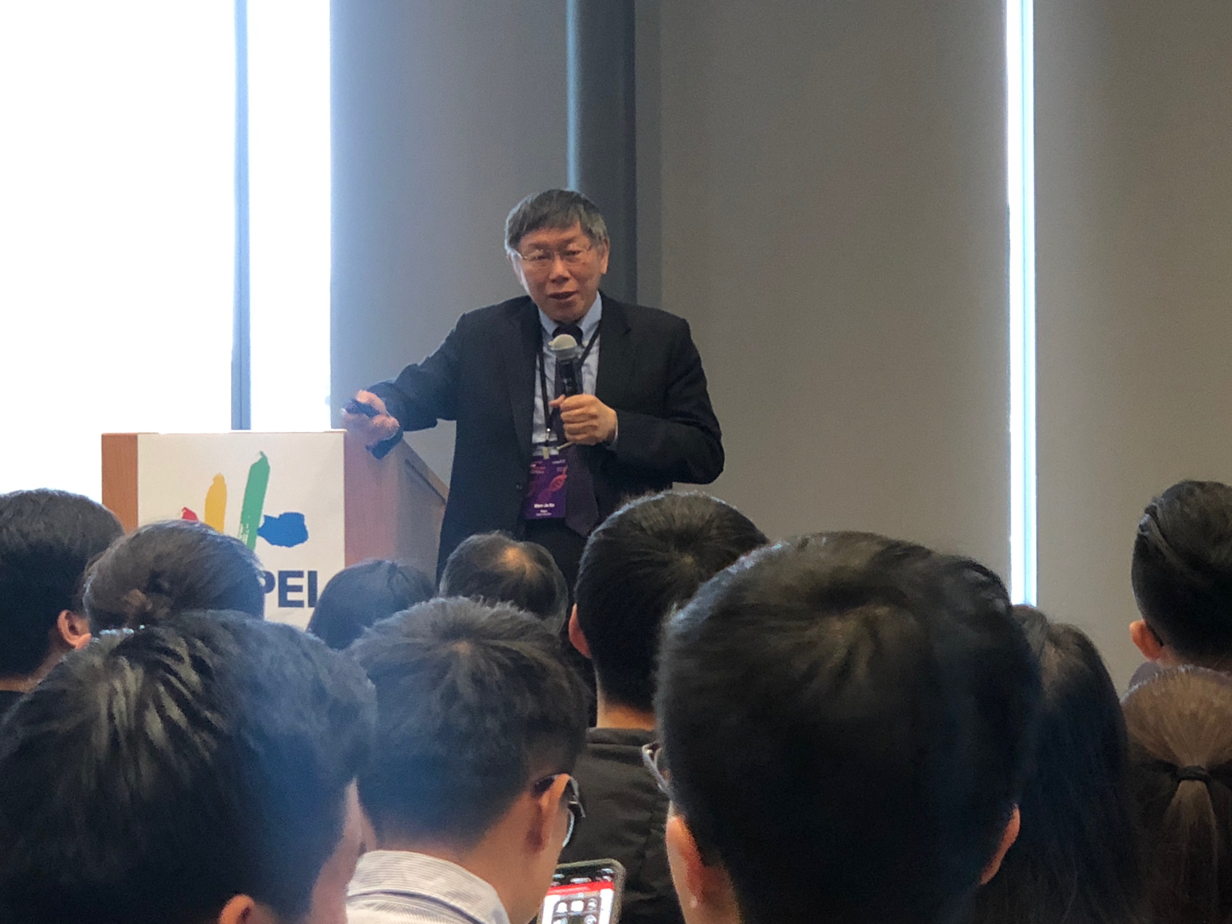 柯文哲在麻省理工學院與台灣留學生座談，自豪北市是多元開放的城市。