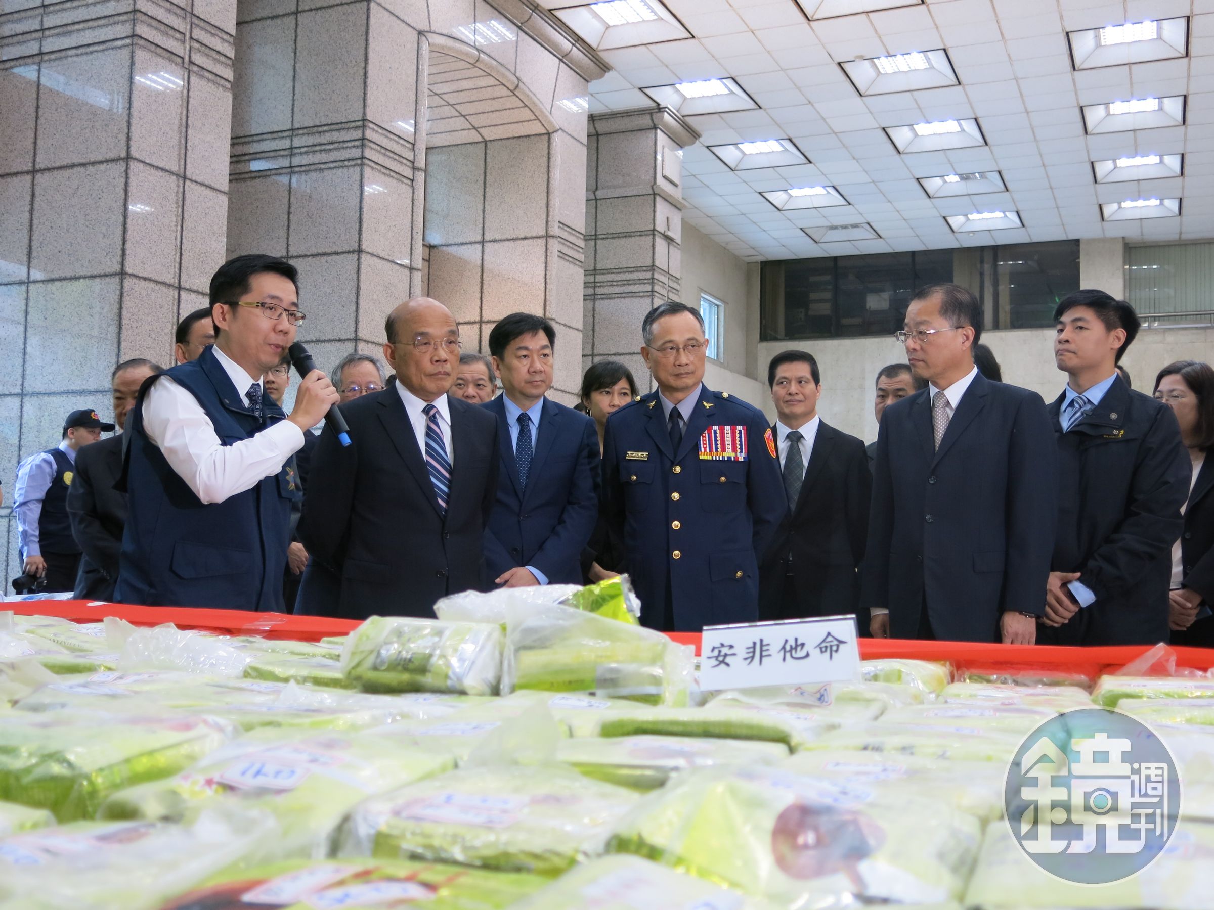 行政院長蘇貞昌視察安居專案成果，對司法警察表示勉勵。（刑事局提供）