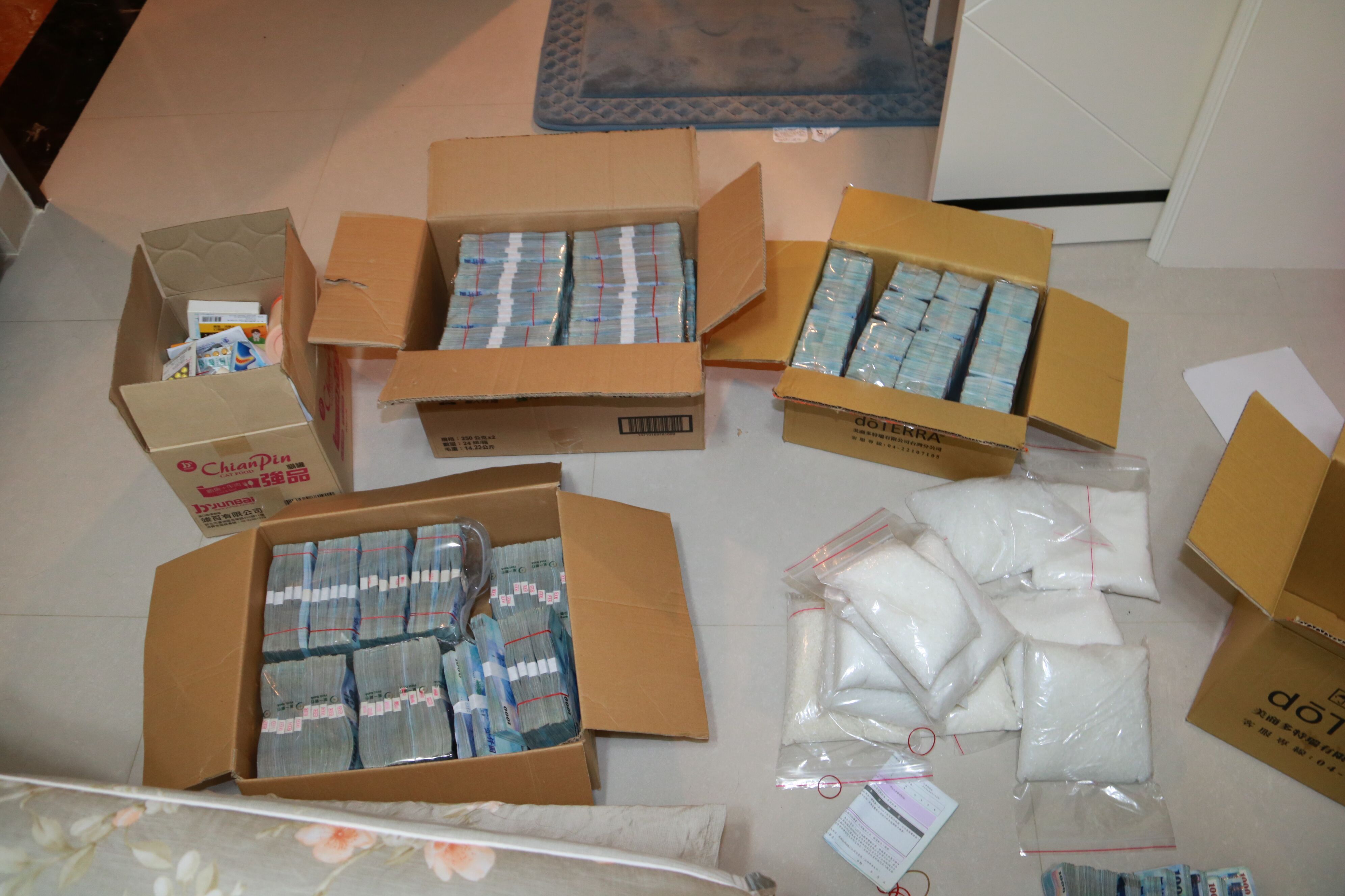 警方在嫌犯住處查獲近億元現金。(刑事局提供)
