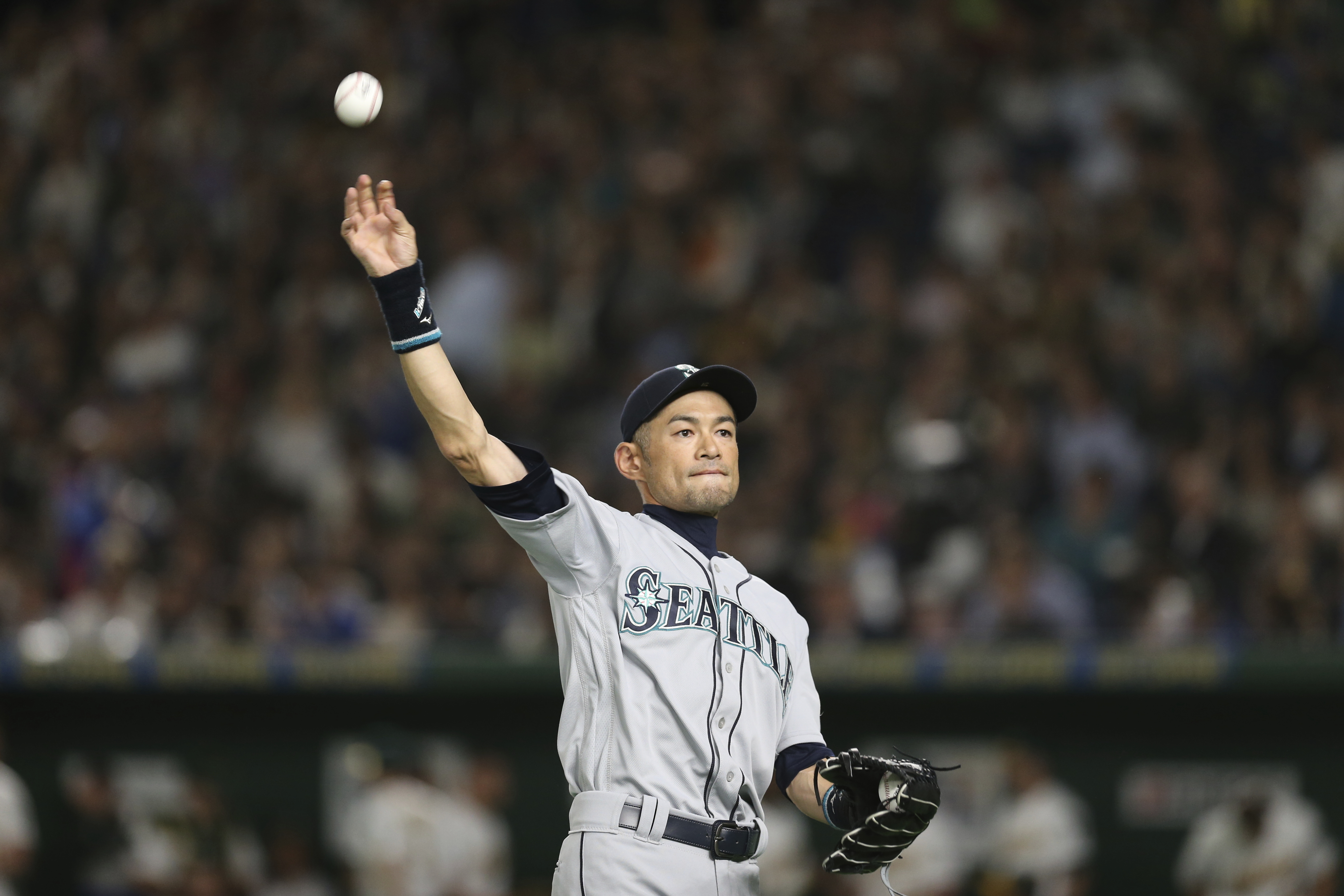 日本旅美職棒球員鈴木一朗21日於東京巨蛋宣布引退，讓球迷十分不捨。（東方IC）