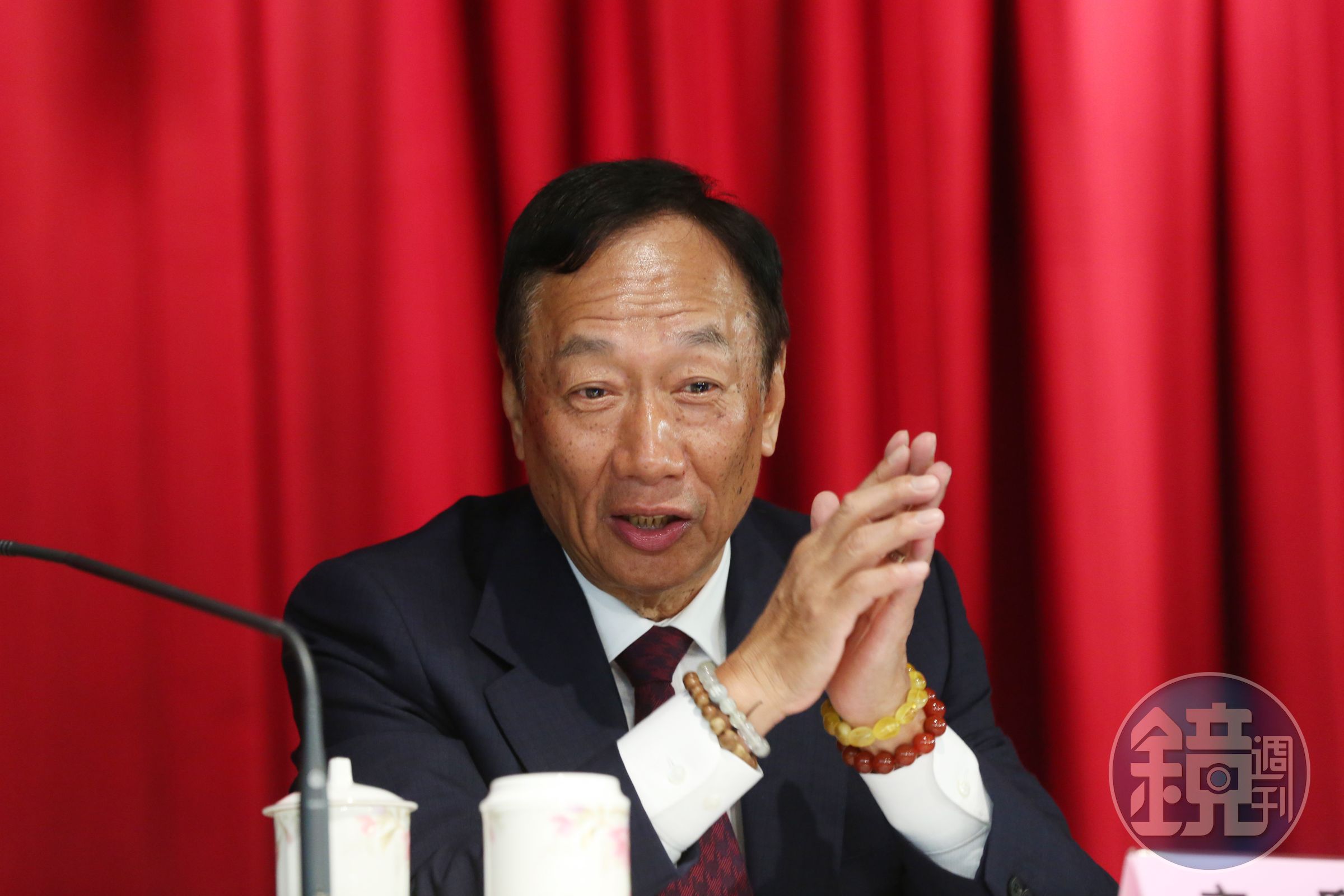 鴻海董事長郭台銘替高雄小農賣水果將進帳的15萬退還農民，被綠委諷失格局，郭台銘今在臉書上發文反擊。