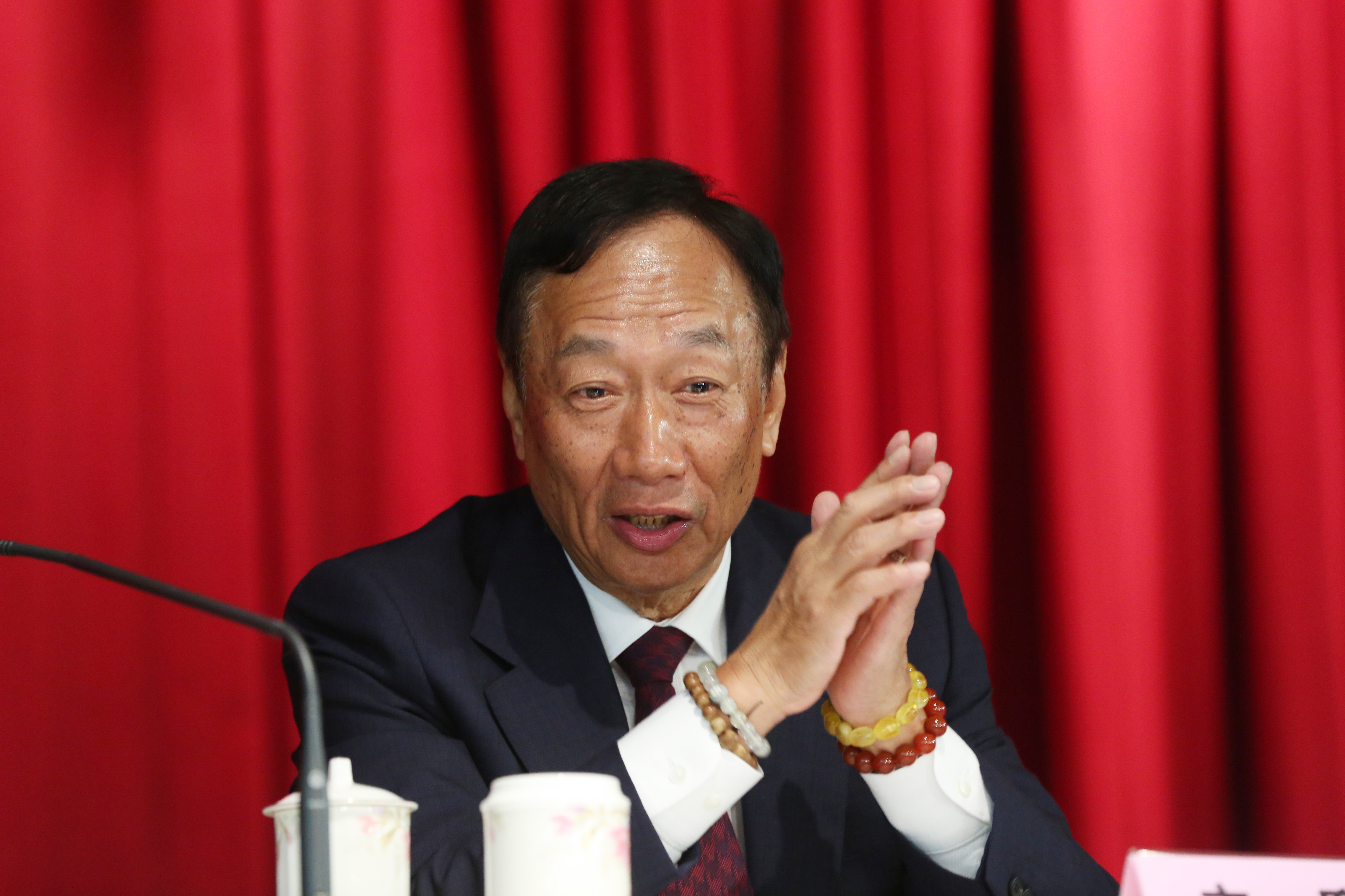 鴻海董事長郭台銘替高雄小農賣水果將進帳的15萬退還農民，被綠委諷失格局，郭台銘今在臉書上發文反擊。