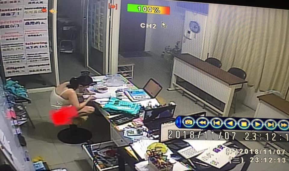 魏女沒人時會穿內褲走動,畫面卻都被房東監控。(翻攝畫面)