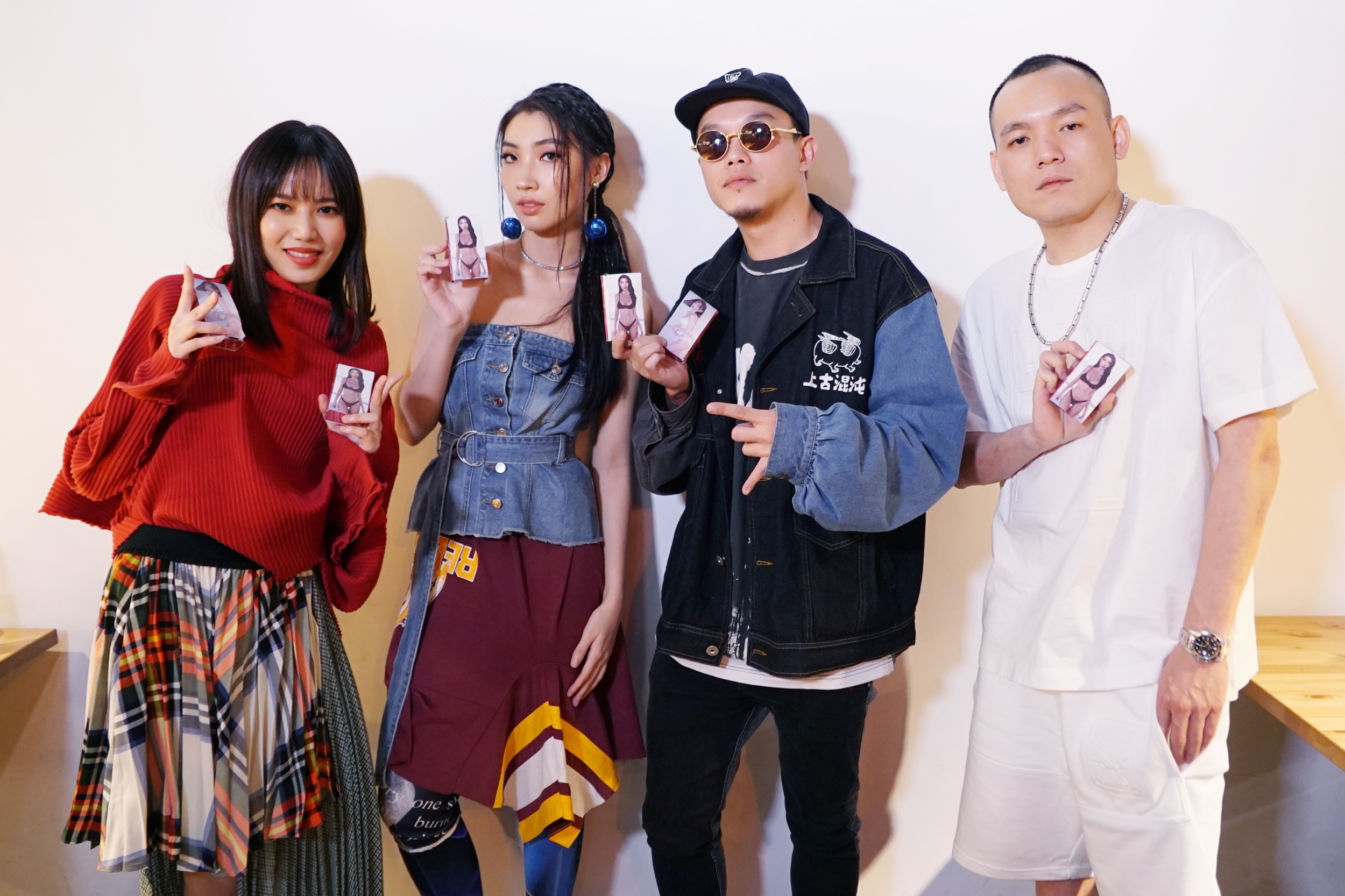 文慧如（左一）與Karencici（左二）拜師玖壹壹的春風（右一）和草屯囝仔的樞育學台語，並送上印有辣妹合成照的檳榔當謝師禮。（華研提供）