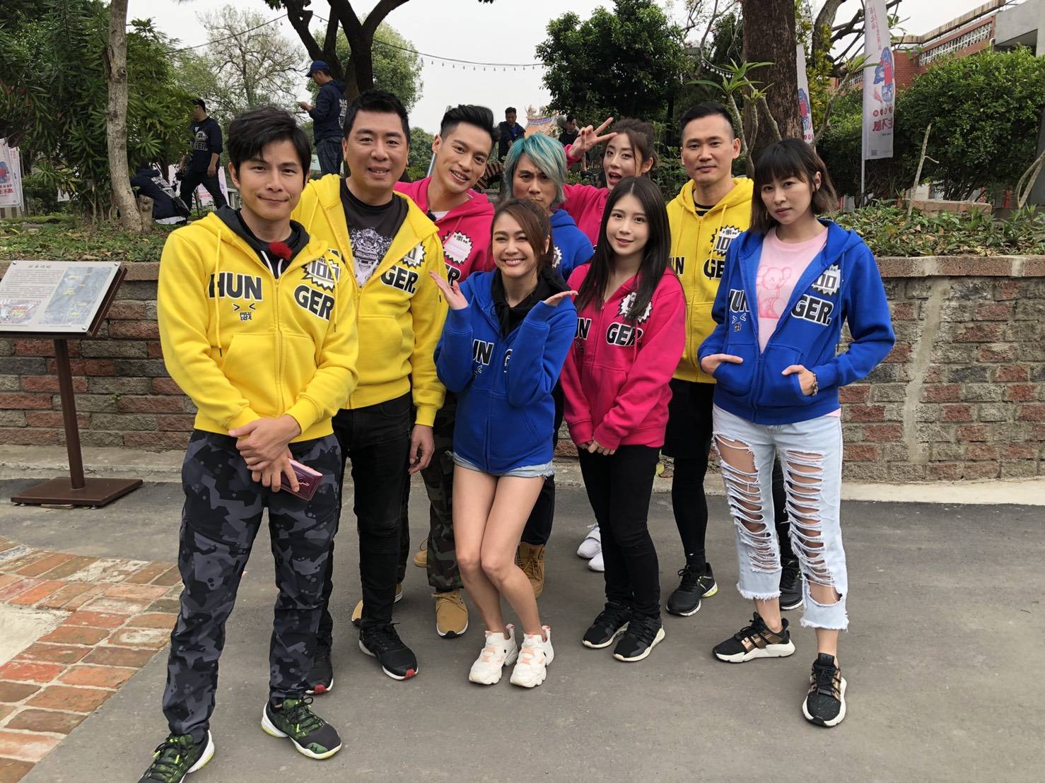 雞排妹鄭家純(前排紅衣者)再上《飢餓遊戲》,在眷村玩鬼抓人時被嚇得半死,她也大方透露保養皮膚祕訣。(中視提供)