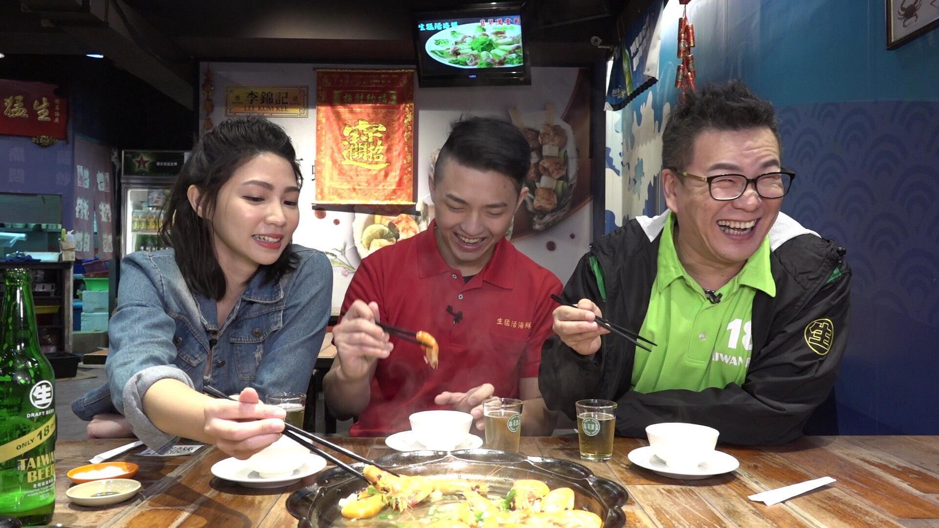 沈玉琳與曾智希開心吃著啤酒蝦。（東森噪咖提供）