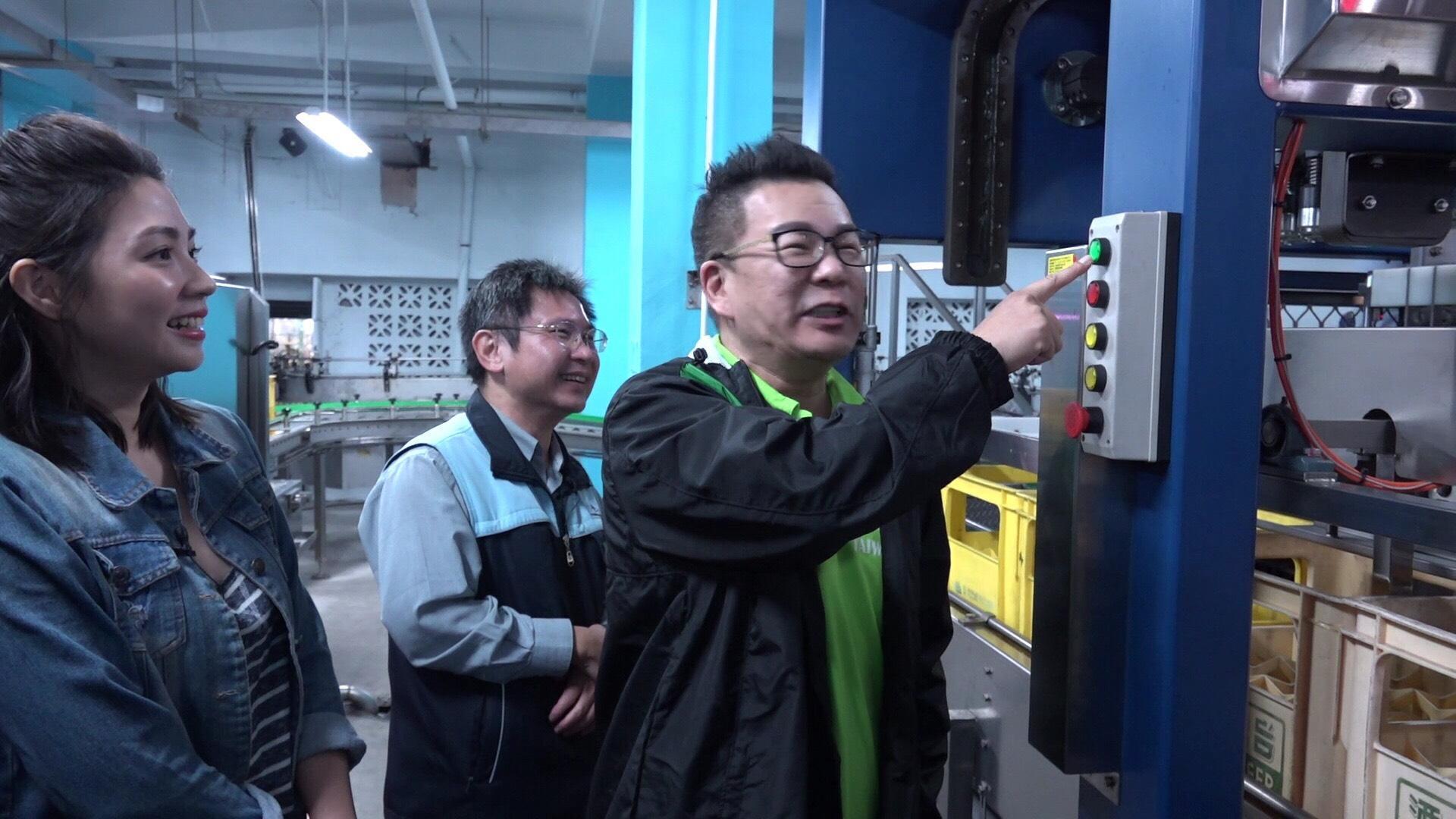 沈玉琳親自到生產線參與運作流程。（東森噪咖提供）