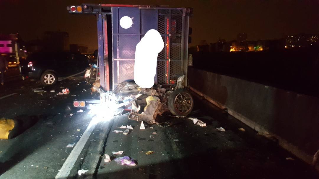 載運機車的大貨車翻車，導致機車零件四散車道（消防局提供）