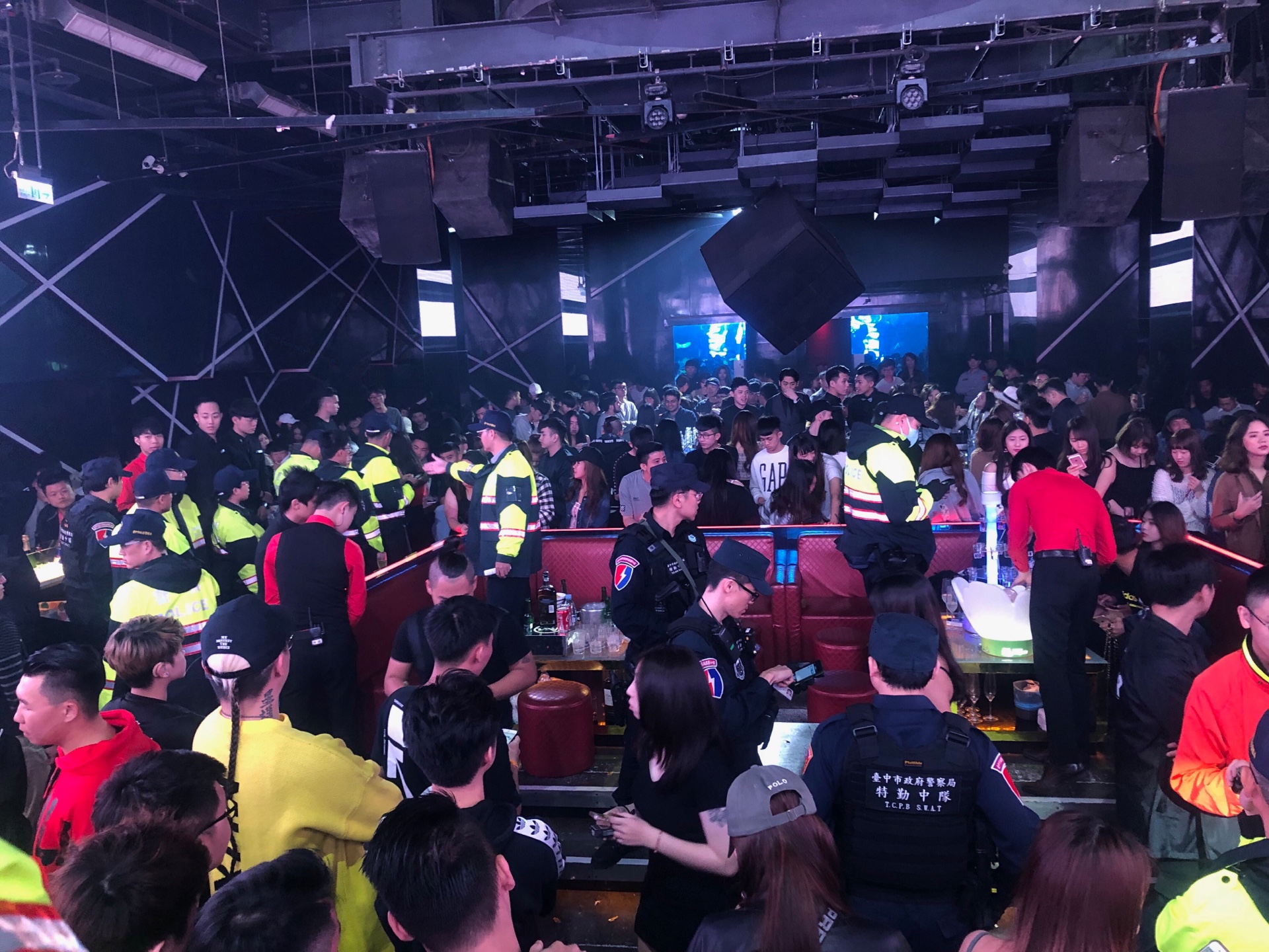 警方進入店內逐一盤查身份。（警方提供）