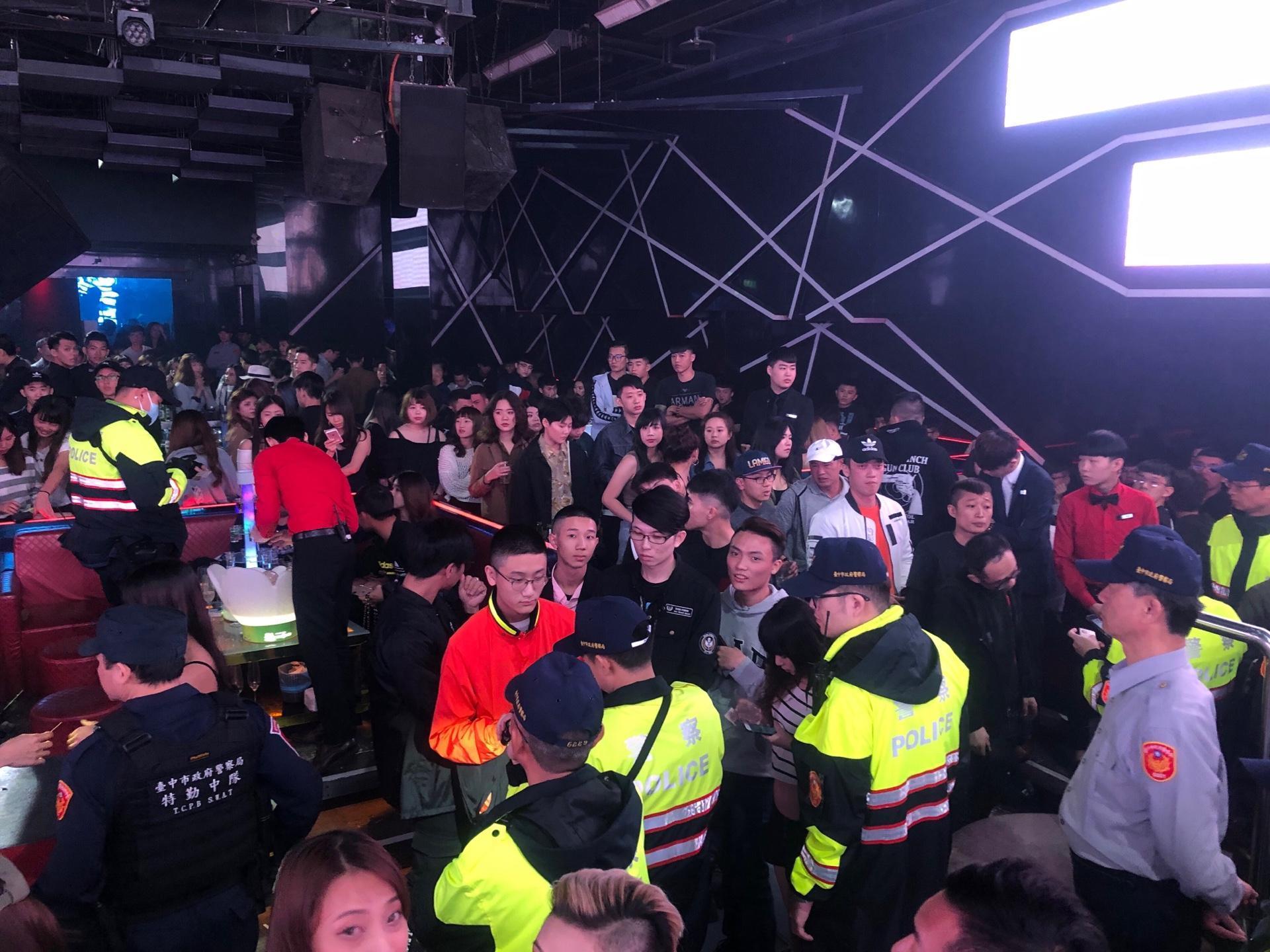 警方盤查時，還有些酒客嘻笑喧嘩。（警方提供）