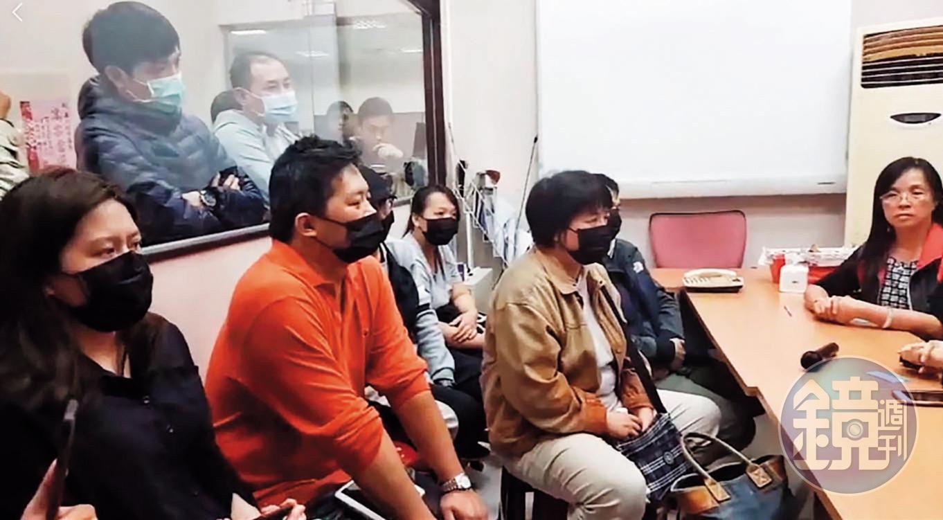 遭嘉聯益資遣的派遣人員，集結向廠商討公道。（詹江村提供）