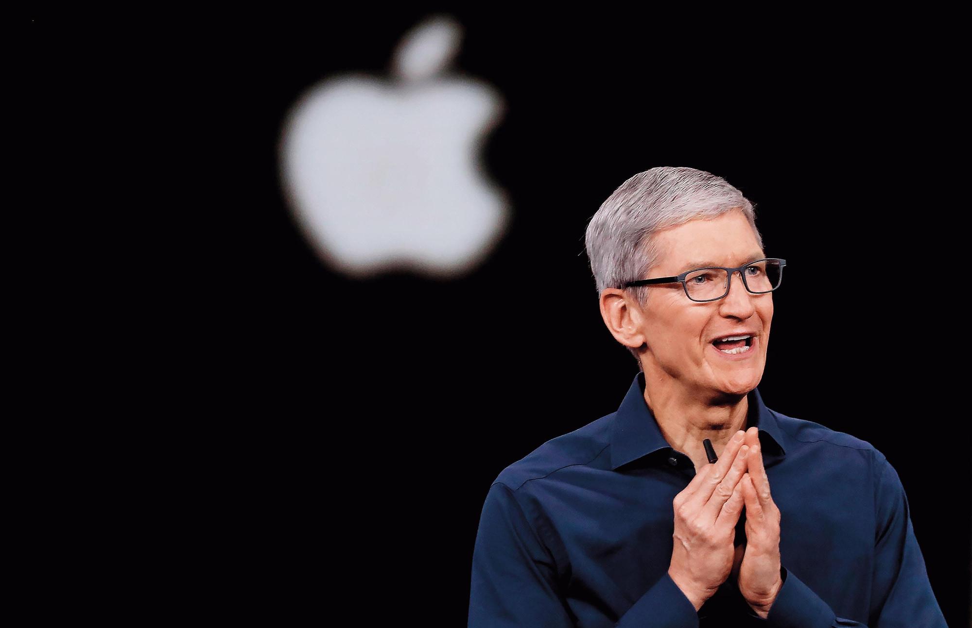 蘋果新型手機近年來屢傳銷售下滑抽單，業界因此稱為「Apple Shock」，圖為蘋果執行長庫克。（東方IC）