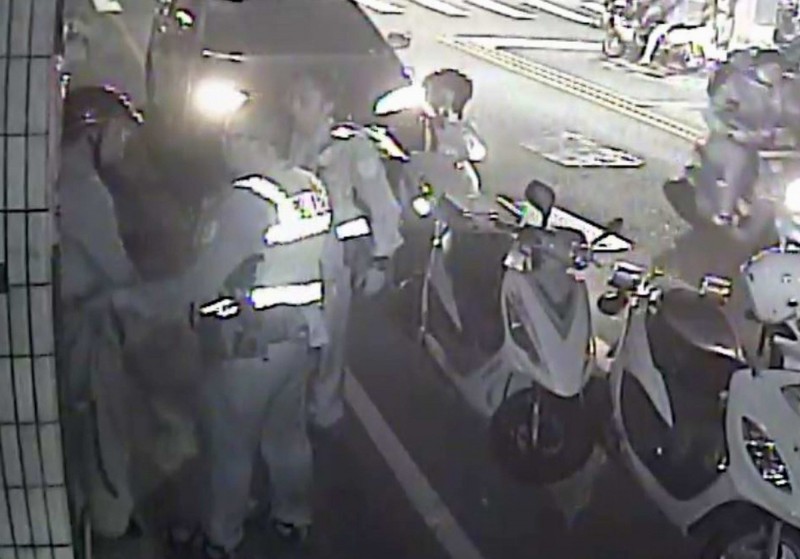 張姓酒駕男（左1）遇攔查竟當街拉屎「糞」攻張姓員警（右1）。（警方提供）