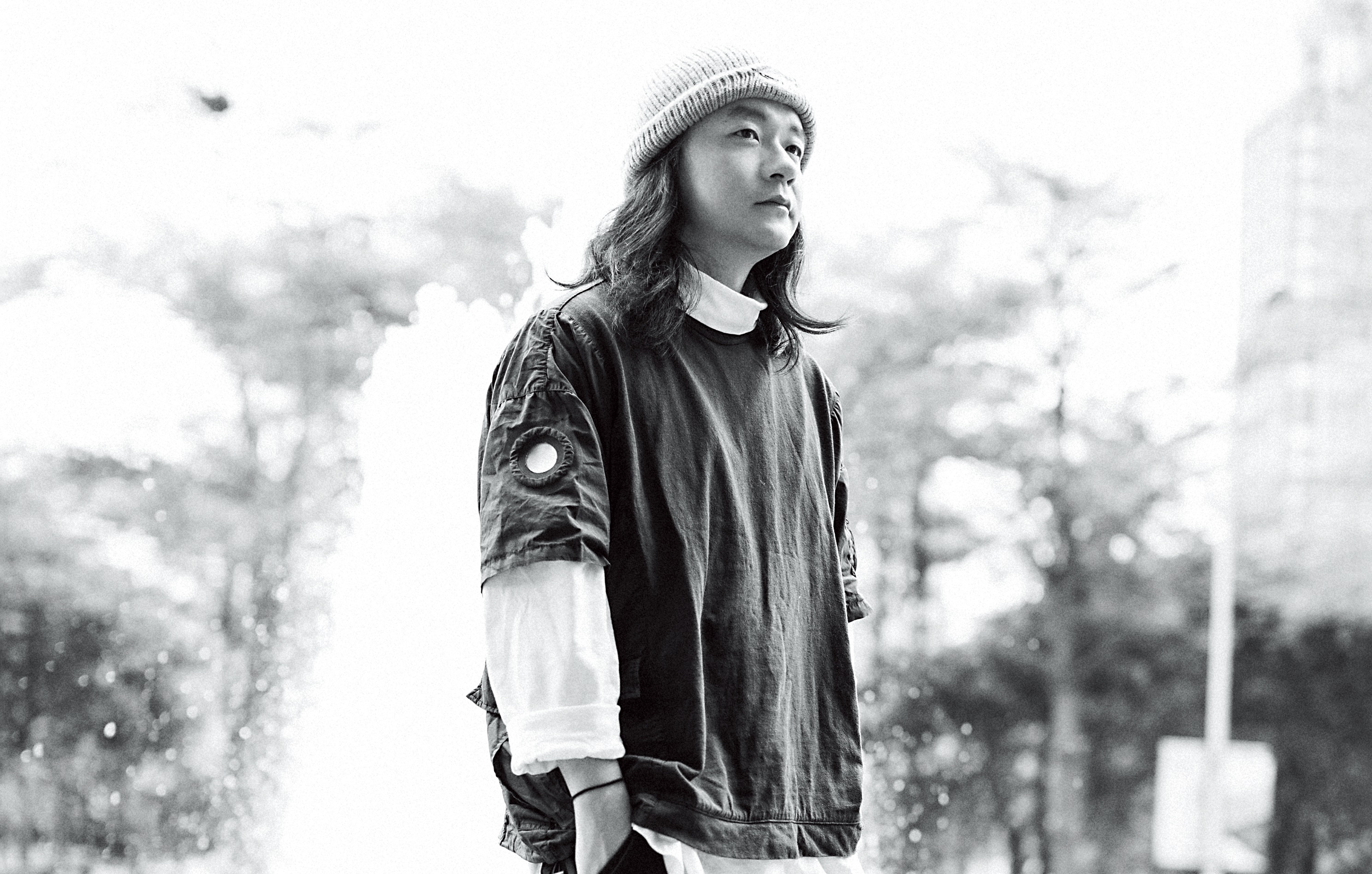 在一年之間， 生出許多白髮， 在一夜之間， 變成了中國大陸最大眾的作者。 張嘉佳的眉眼並不銳利， 但人生起落很大。