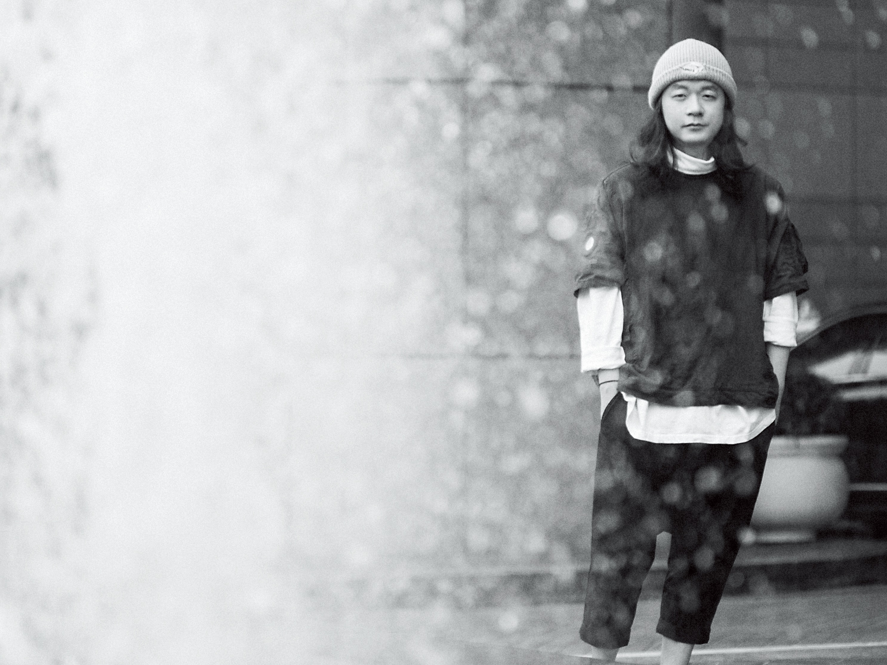 寫作多來自朋友與自身的經驗， 所以張嘉佳書裡的情感也特別接地氣。 但他說「前女友在我書裡都死光了⋯」 有他的調皮。