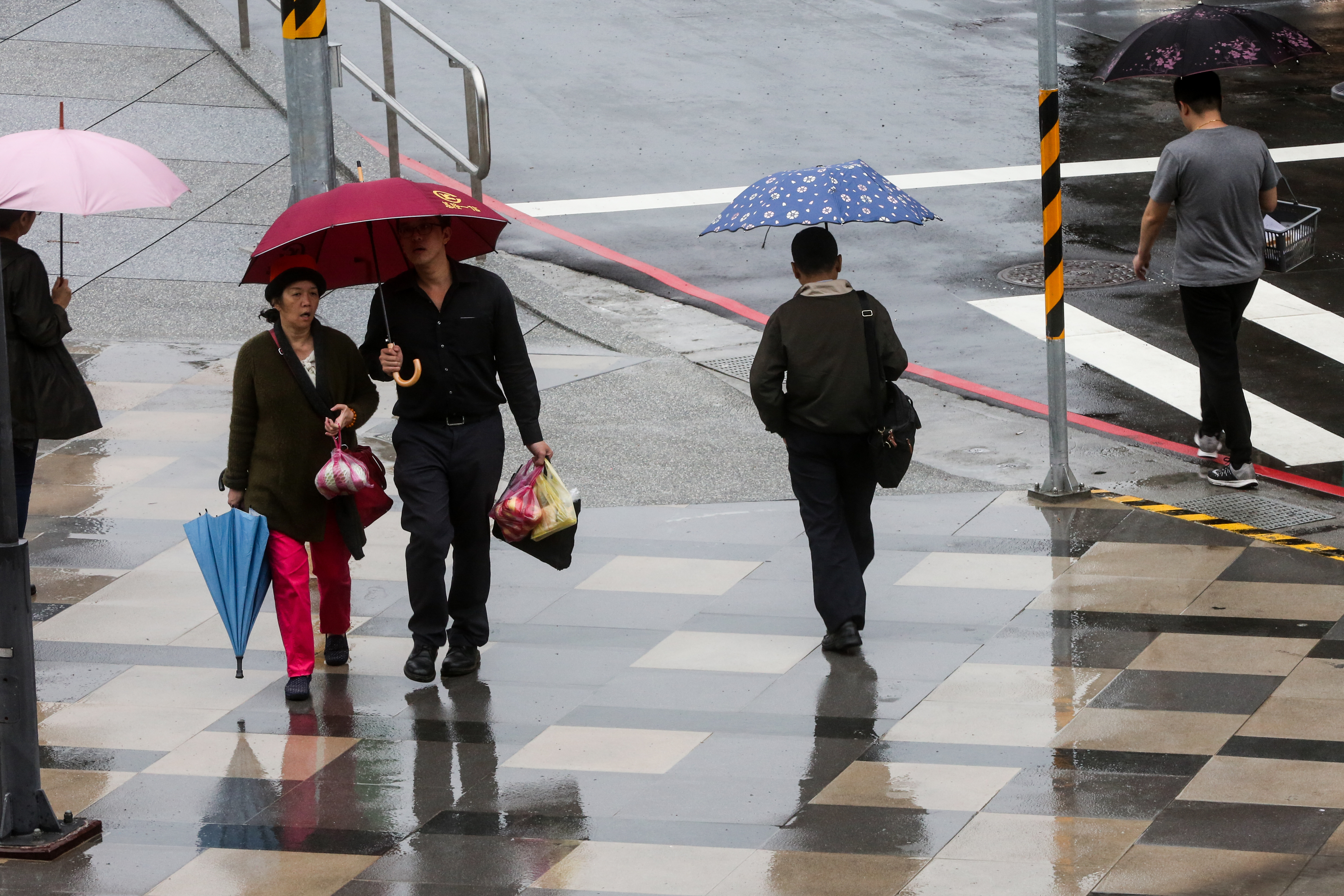 今(25日)受到鋒面通過影響,中部以北及東北部地區仍有短暫陣雨,到晚間雨勢才會趨緩。