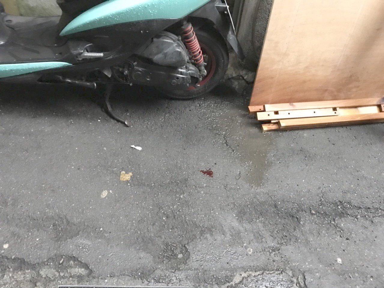 現場殘留的血跡。(翻攝畫面)