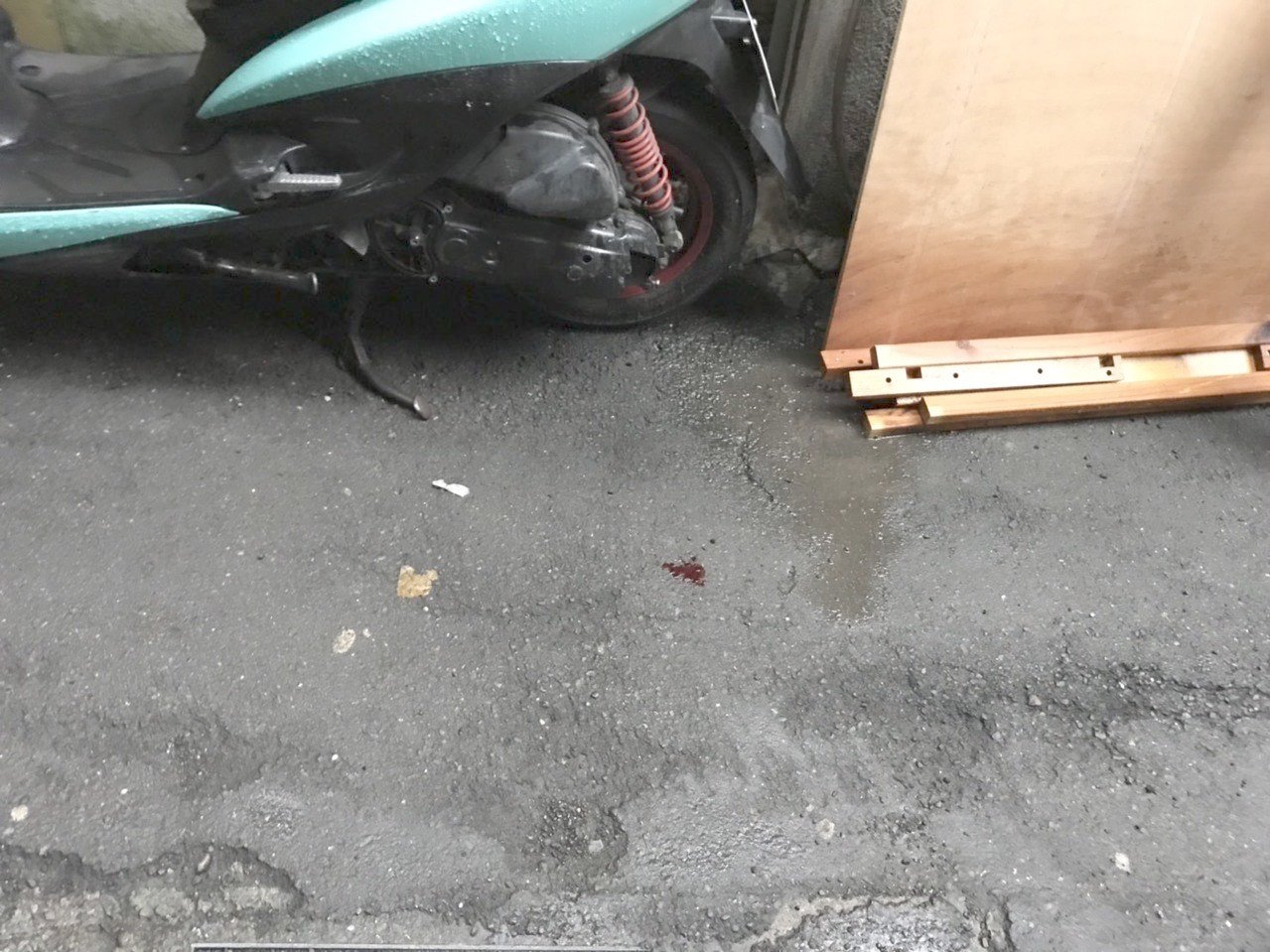 現場殘留的血跡。（翻攝畫面）