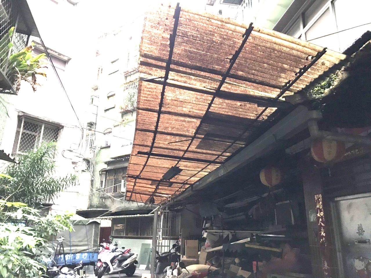 林姓男子倒臥的雨遮。（翻攝畫面）