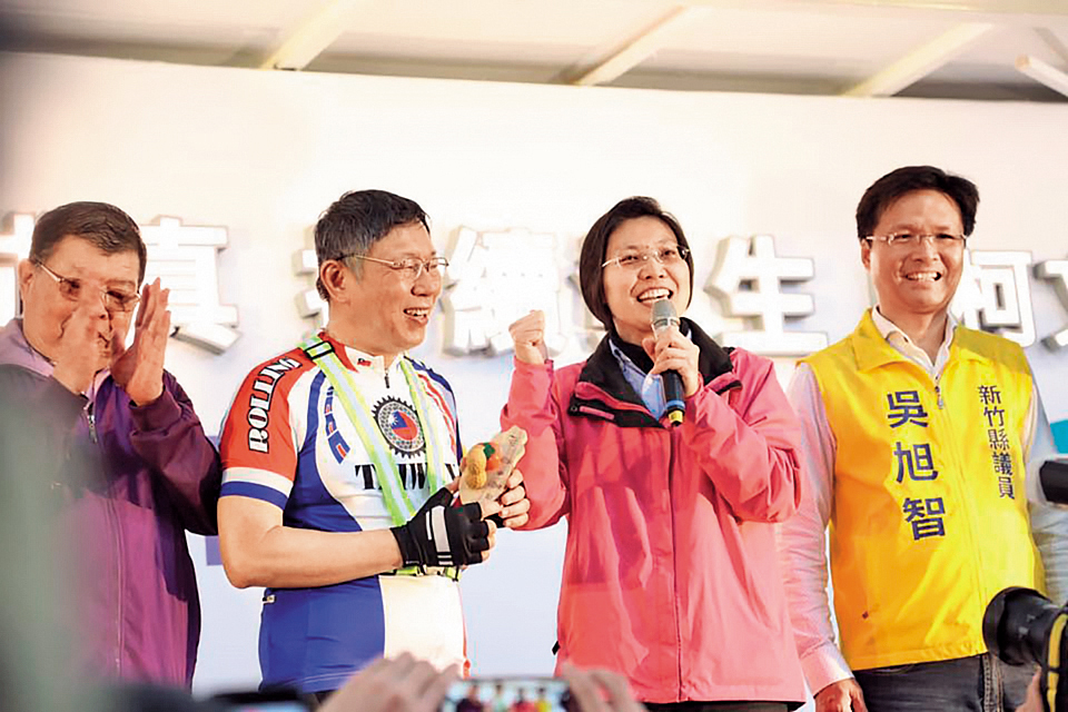 柯文哲（左2）在去年底九合一大選時，力挺民國黨（後併入國會政黨聯盟）推出的新竹縣長候選人徐欣瑩（右2），早已與妙天互動良好。（翻攝徐欣瑩臉書）