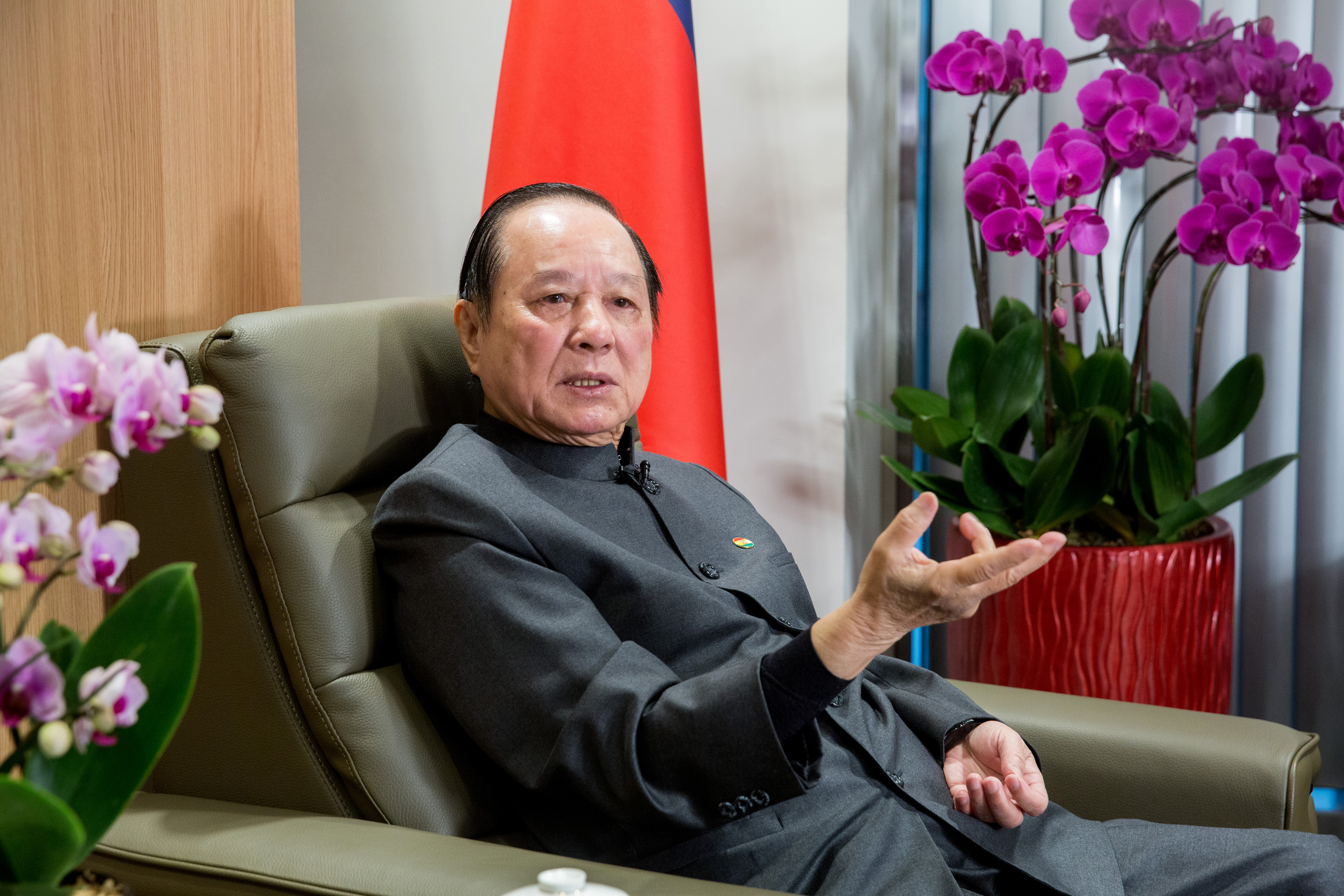 妙天在專訪中提到，國會黨將參與下屆立委選舉，有信心拿下10席以上。