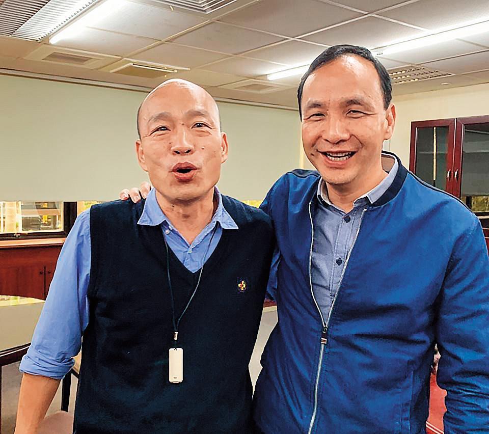 妙天認為藍營的勝利方程式是吳王配,前新北市長朱立倫(右)則出任行政院長,高雄市長韓國瑜(左)擔任競選總幹事。(翻攝朱立倫臉書)