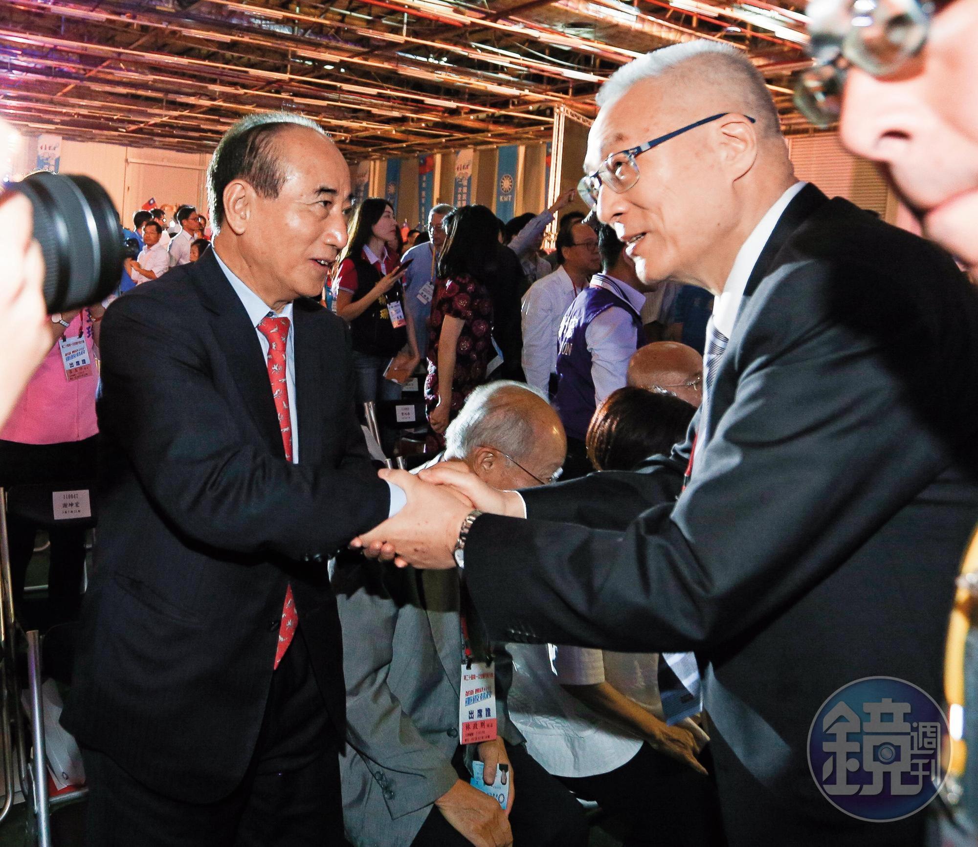 妙天建議國民黨主席吳敦義(右)攜手前立法院長王金平(左),一起參選正、副總統。