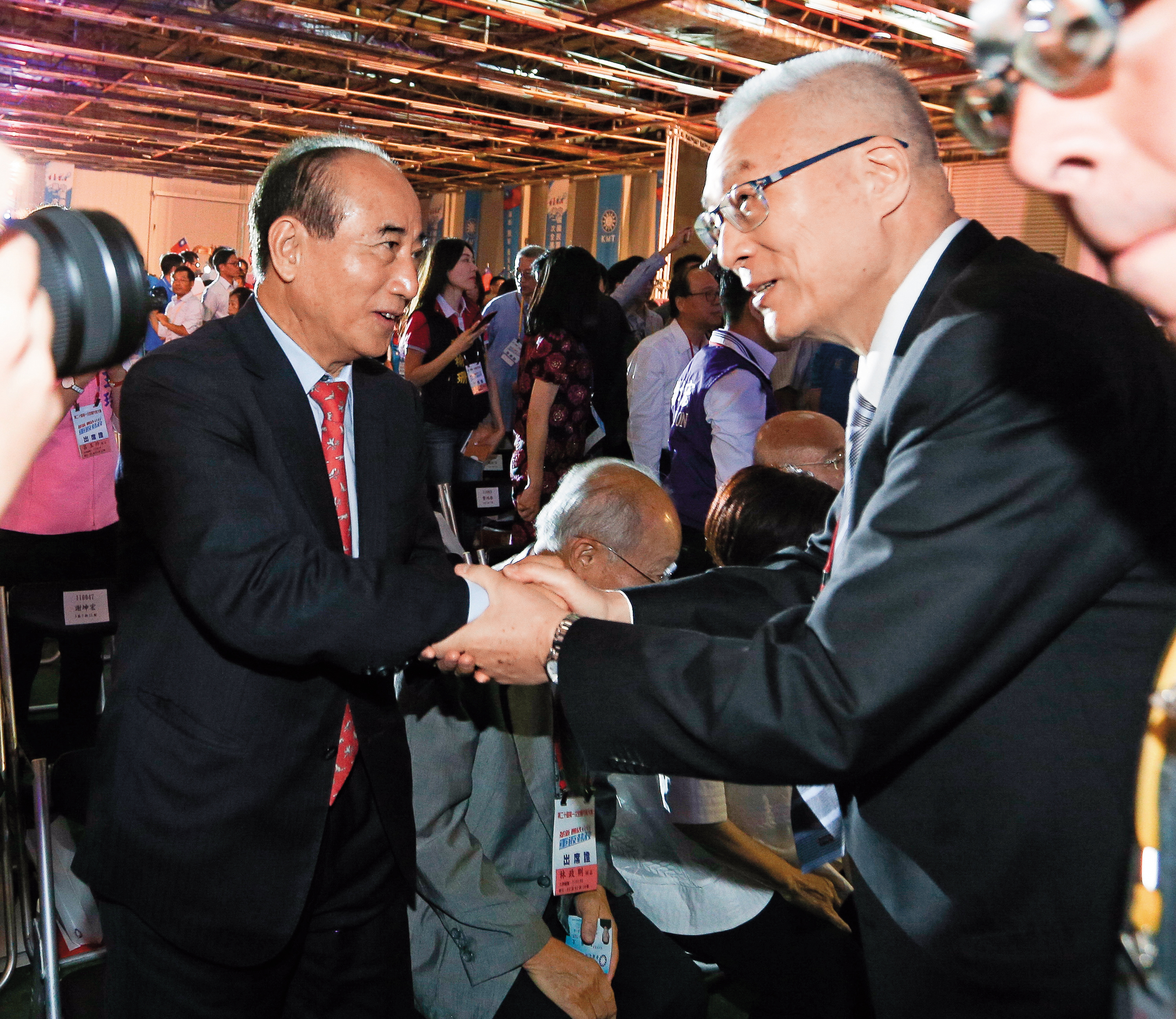 妙天建議國民黨主席吳敦義（右）攜手前立法院長王金平（左），一起參選正、副總統。