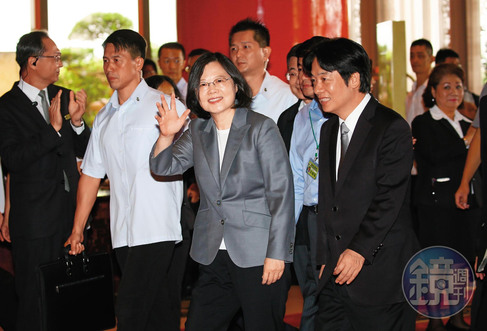 民進黨總統初選火熱登場,總統蔡英文(左)及前行政院長賴清德(右)誰出線,未來可能與柯文哲及國民黨候選人決一勝負。