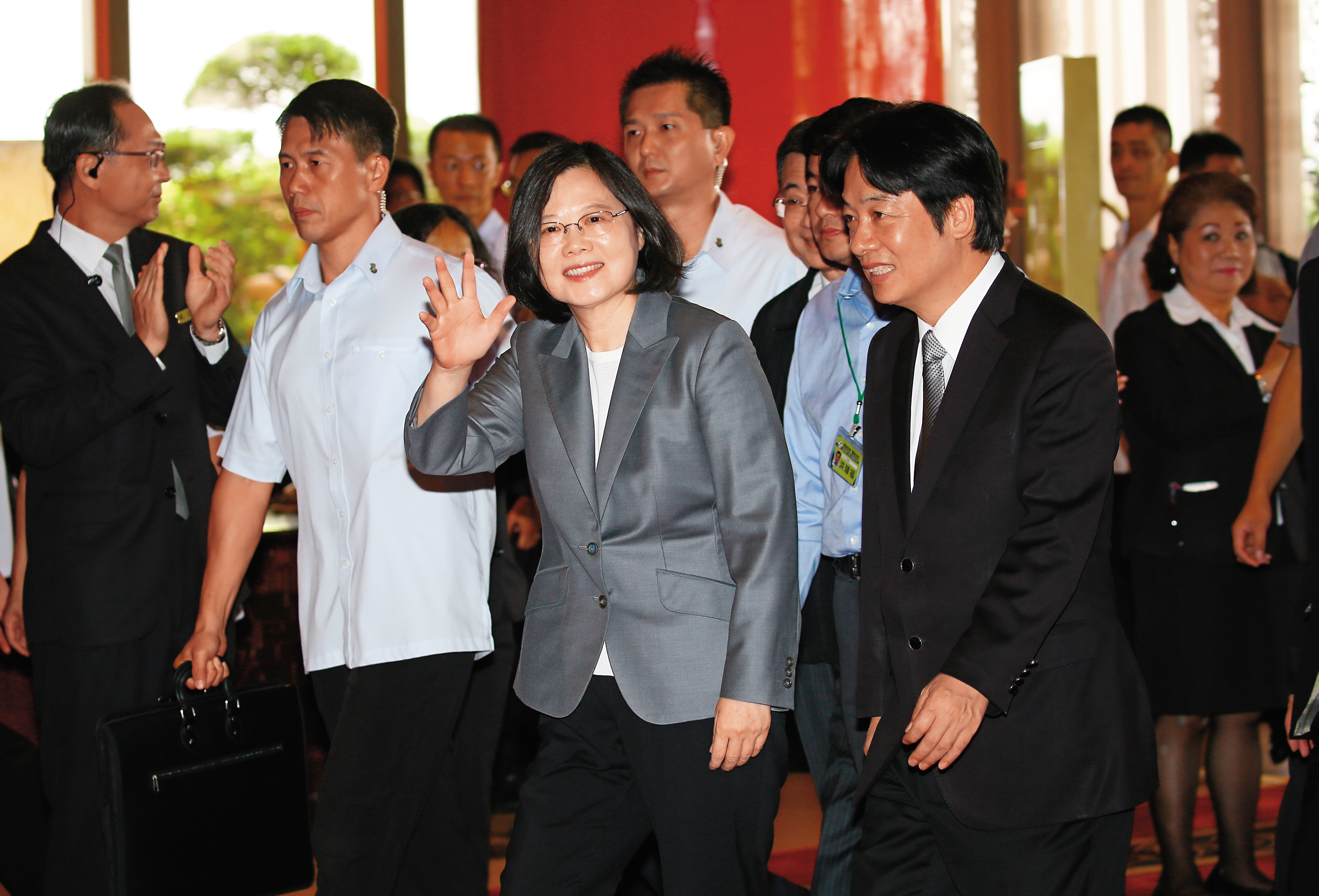 民進黨總統初選火熱登場，總統蔡英文（左）及前行政院長賴清德（右）誰出線，未來可能與柯文哲及國民黨候選人決一勝負。