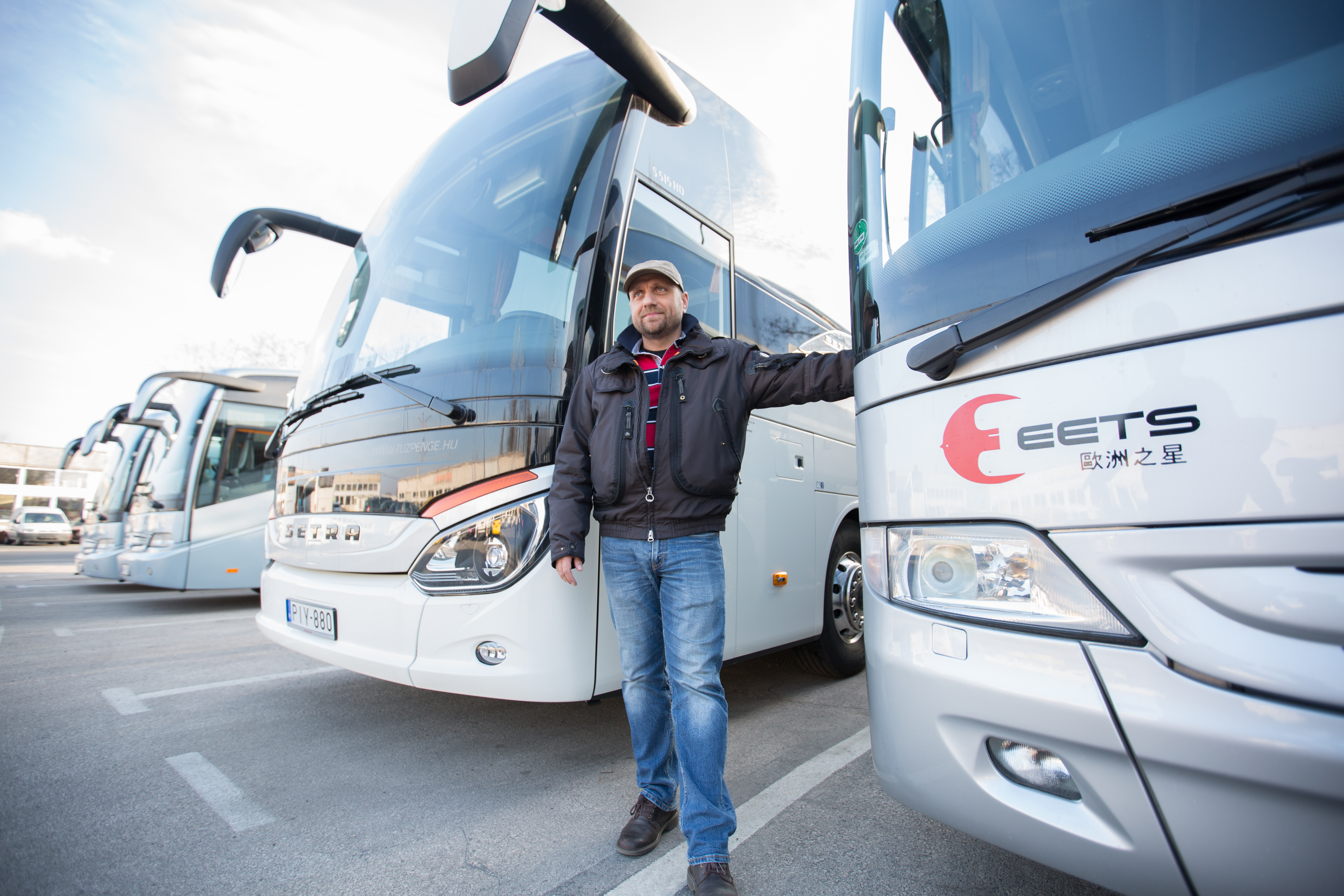 為維護遊客安全，歐洲之星旅行社擁有專屬巴士車隊，注重司機服務品質，堅持不拼車、不過勞。