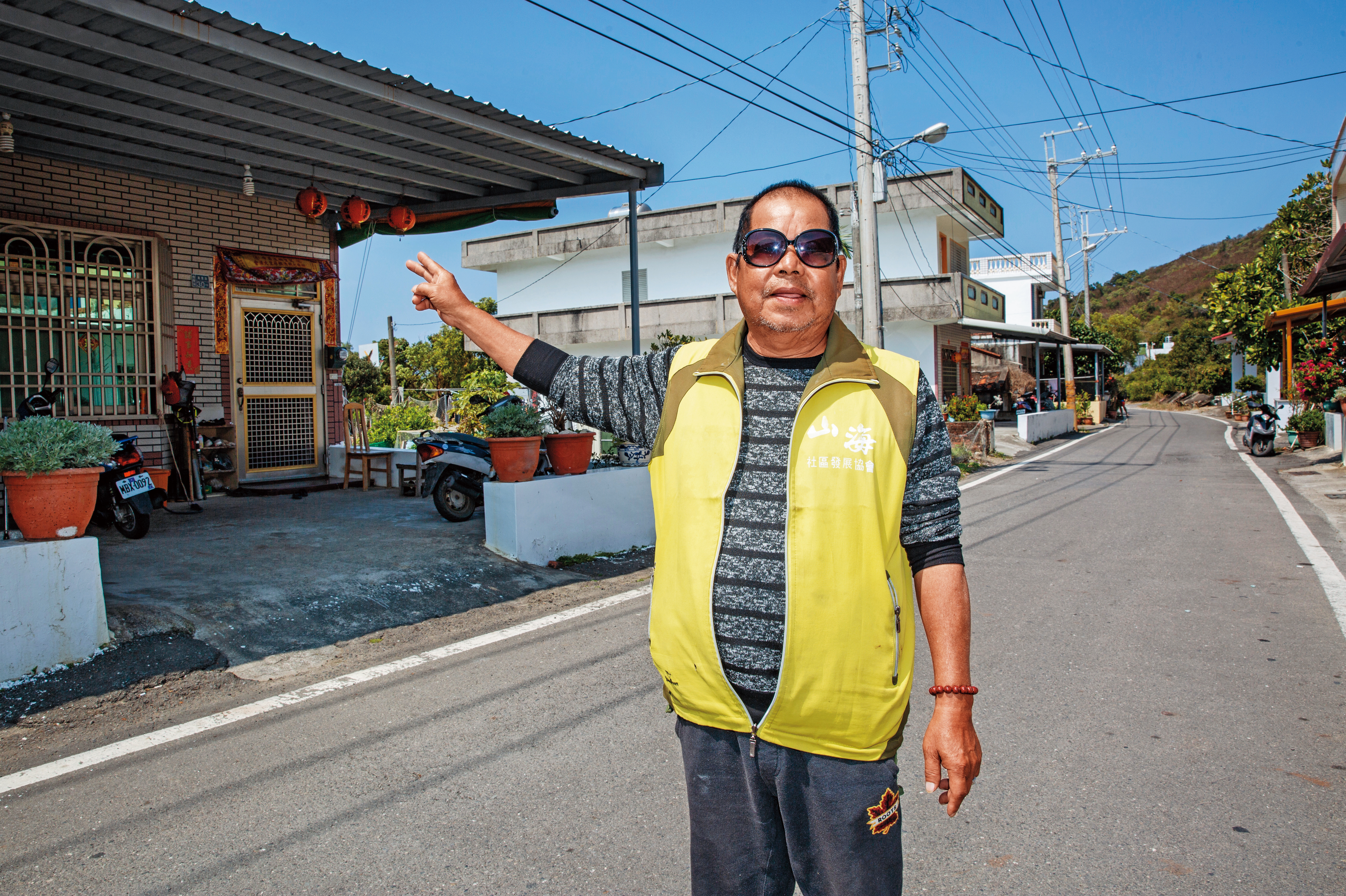 萬里桐部落居民洪新泉質疑鄉道拓寬案，就是為替悠活解套。