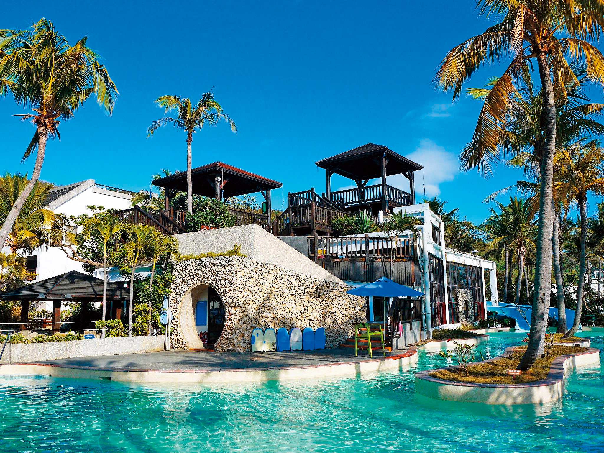 悠活渡假村中庭寬闊的親子池，深受房客喜愛。（翻攝悠活渡假村官網）