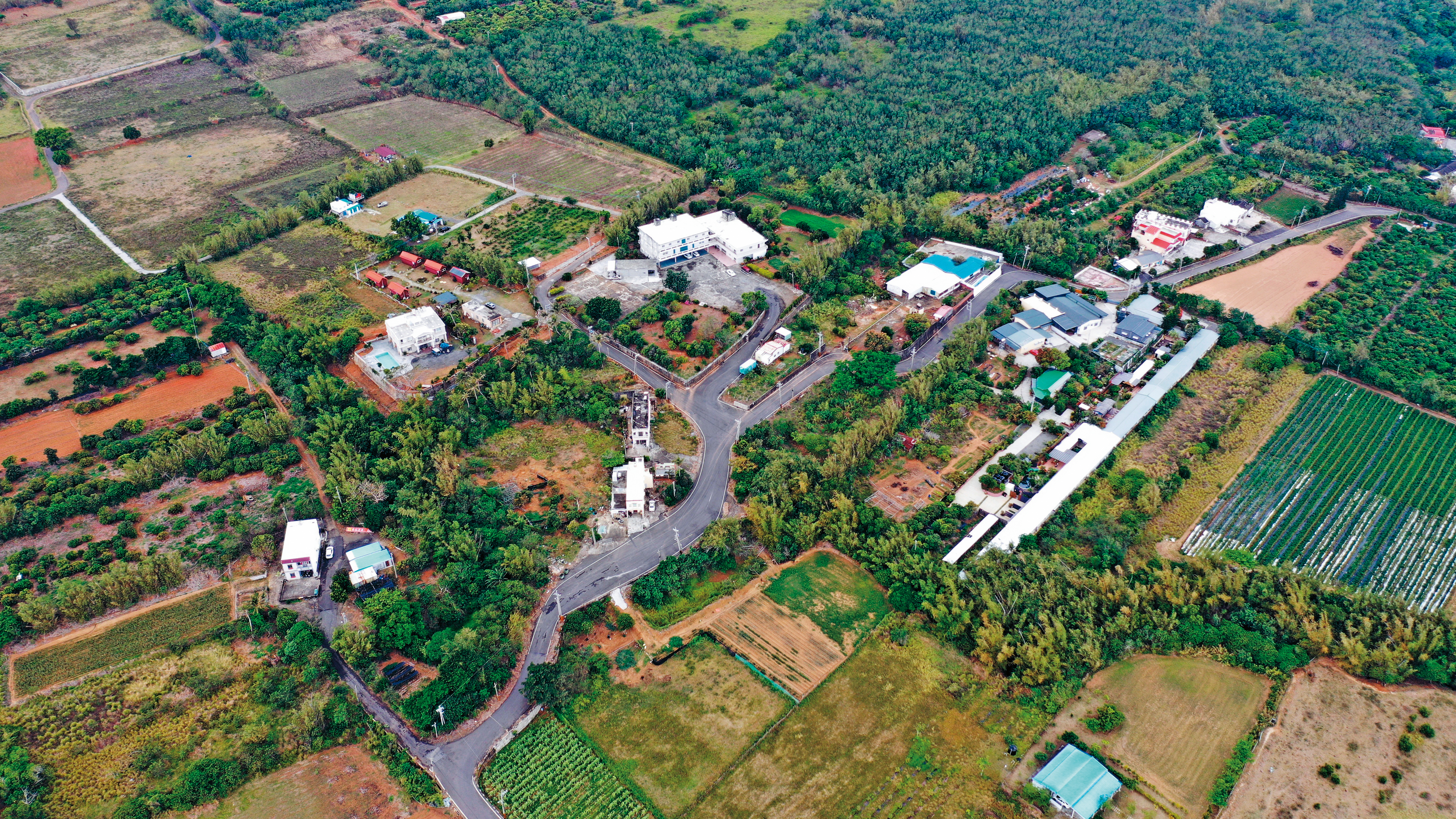 位於山坡上的王家莊住戶稀落，在通盤檢討中劃編大批建地，農地價格增值不少，當地地主紛傳惜售。