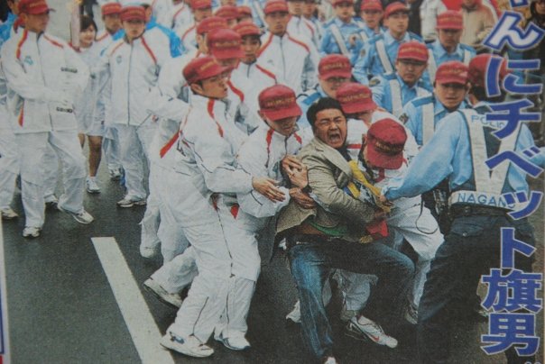 札西慈仁2008年在東京抗議，被警方逮捕時的新聞畫面，日本民間最後幫他籌得50萬日幣的保釋金。（札西慈仁提供）