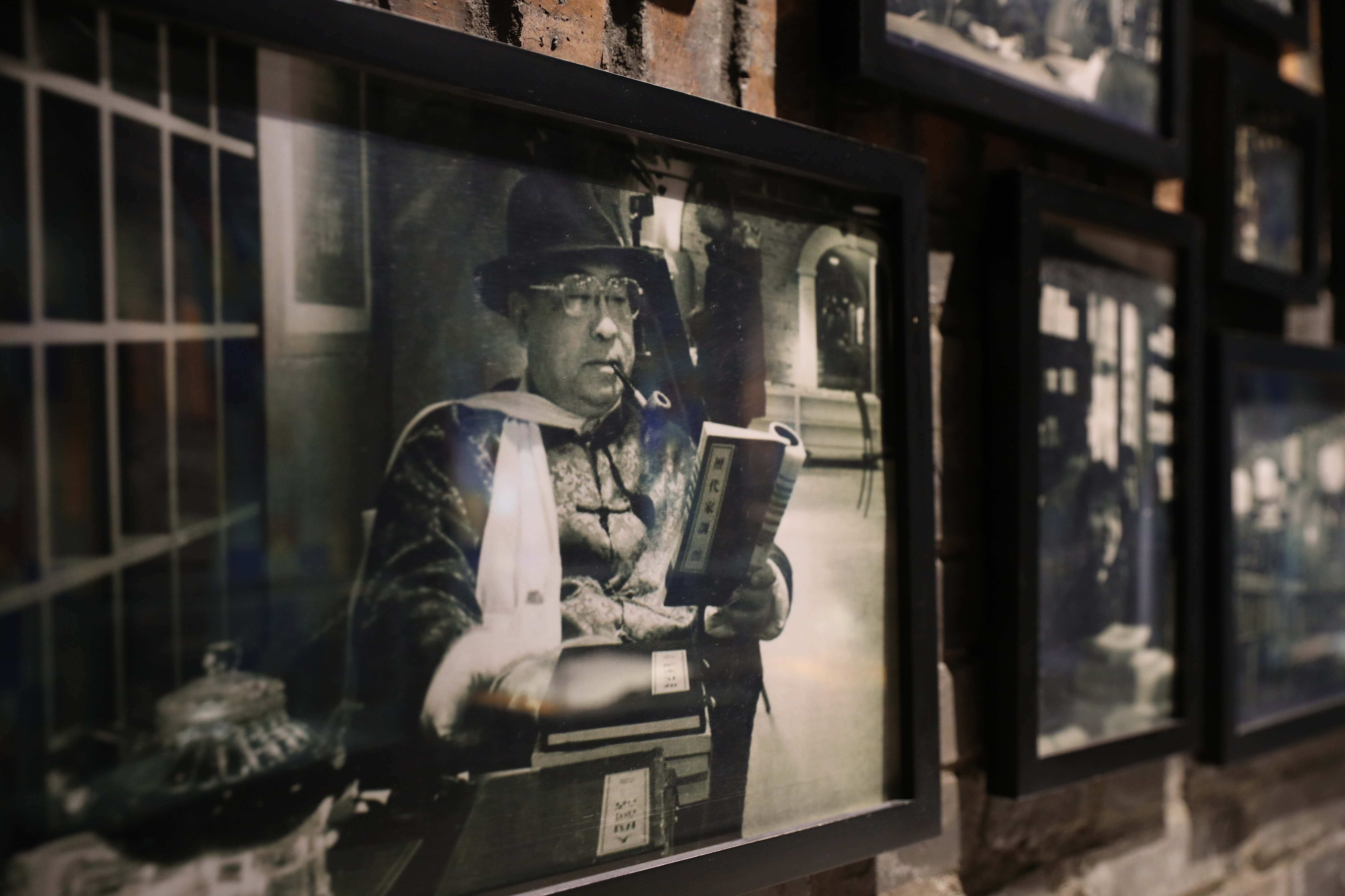 古典氣息十足的「安仁書院」，裡頭展示的民國老照片也與閱讀有關。