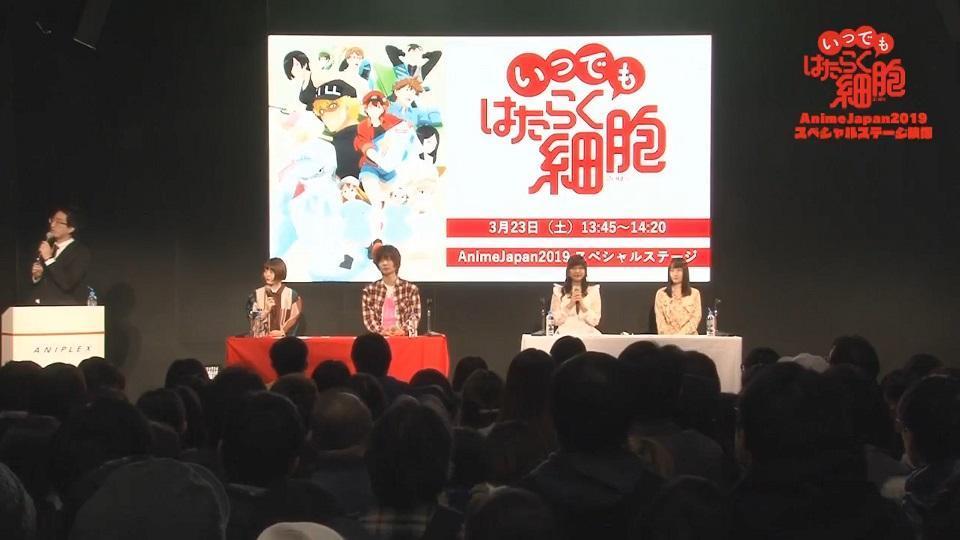  AnimeJapan2019 活動現場，坐著的聲優從左而右為花澤香菜、前野智昭、井上喜久子和長繩麻理亞。（翻攝自工作細胞官方 Twitter 影片）