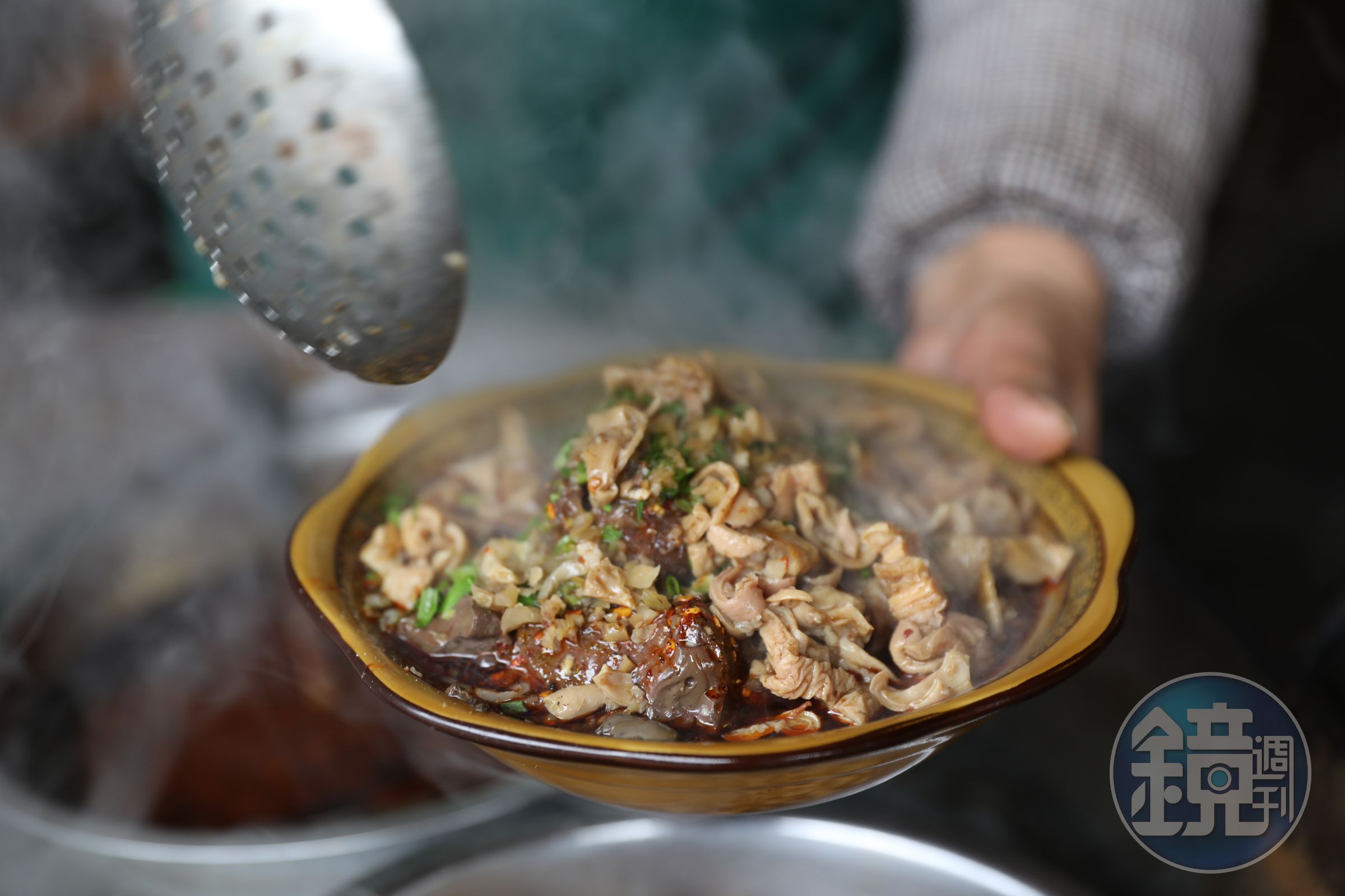 剛起鍋的「肥腸血旺」光看就讓人口水直流。